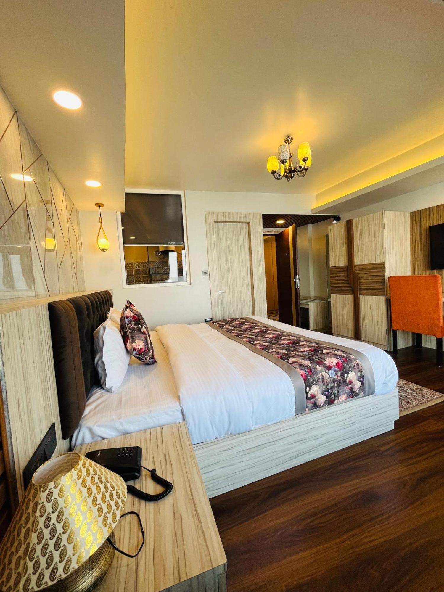Luxury Stay At Hotel Broadway Boutique Mall Road Chowrasta Near Mahakal Temple Νταρτζίλινγκ Εξωτερικό φωτογραφία