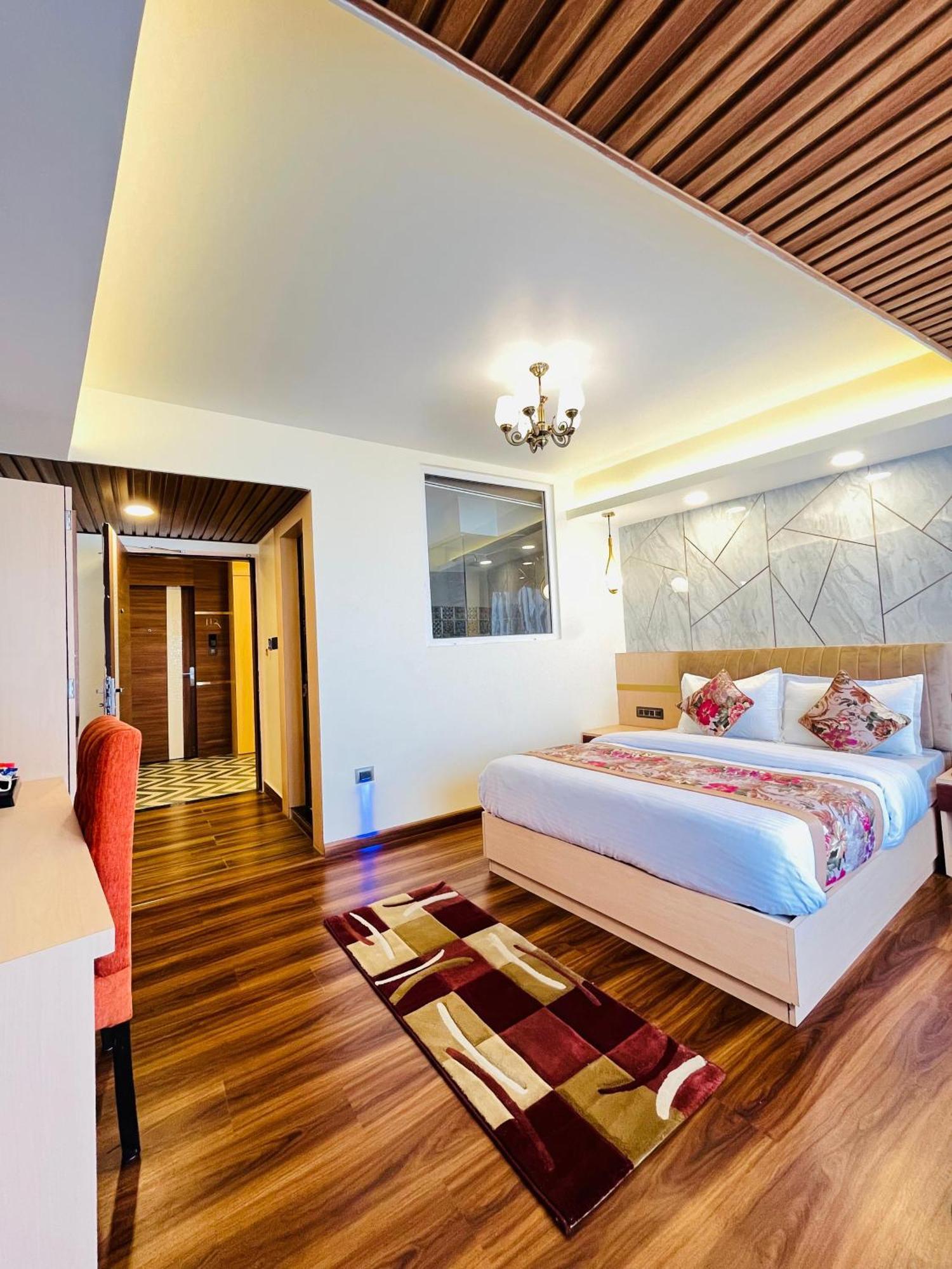 Luxury Stay At Hotel Broadway Boutique Mall Road Chowrasta Near Mahakal Temple Νταρτζίλινγκ Εξωτερικό φωτογραφία