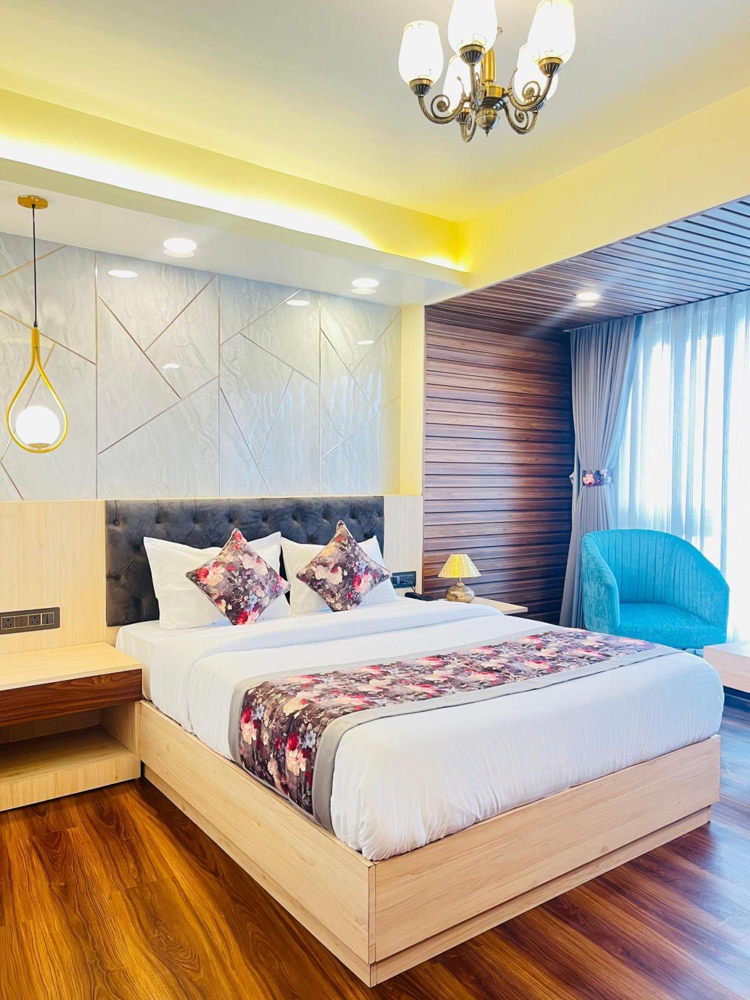 Luxury Stay At Hotel Broadway Boutique Mall Road Chowrasta Near Mahakal Temple Νταρτζίλινγκ Εξωτερικό φωτογραφία