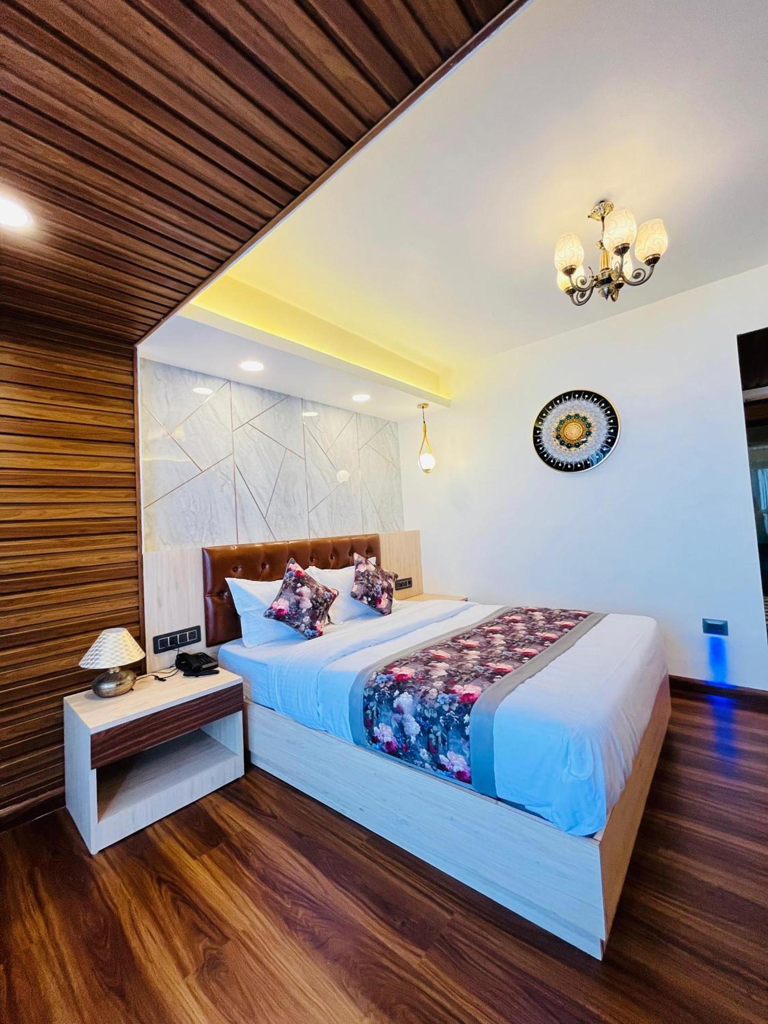 Luxury Stay At Hotel Broadway Boutique Mall Road Chowrasta Near Mahakal Temple Νταρτζίλινγκ Εξωτερικό φωτογραφία