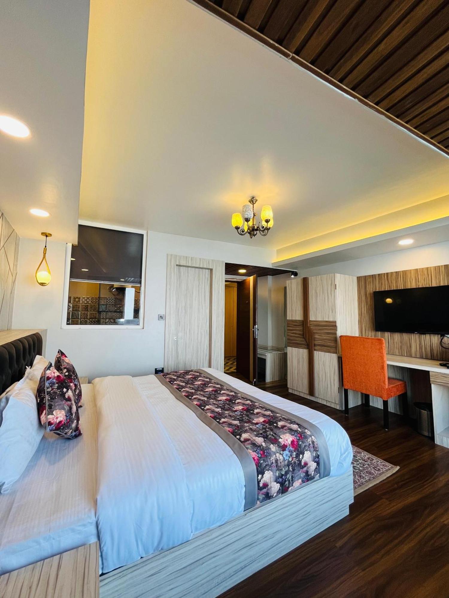 Luxury Stay At Hotel Broadway Boutique Mall Road Chowrasta Near Mahakal Temple Νταρτζίλινγκ Εξωτερικό φωτογραφία