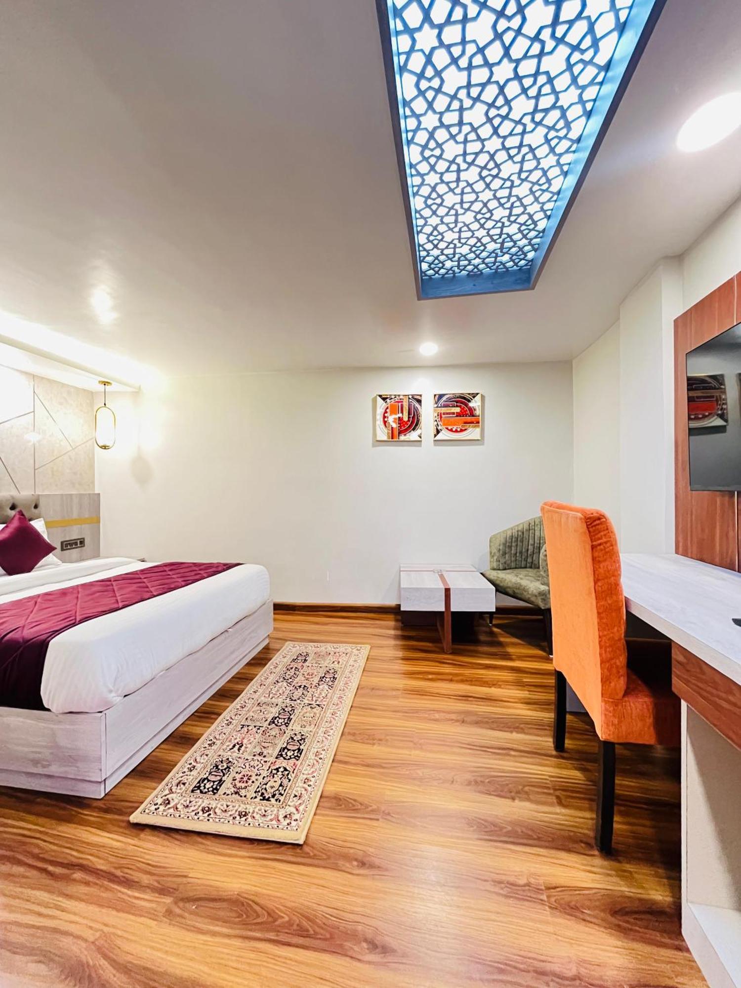 Luxury Stay At Hotel Broadway Boutique Mall Road Chowrasta Near Mahakal Temple Νταρτζίλινγκ Εξωτερικό φωτογραφία