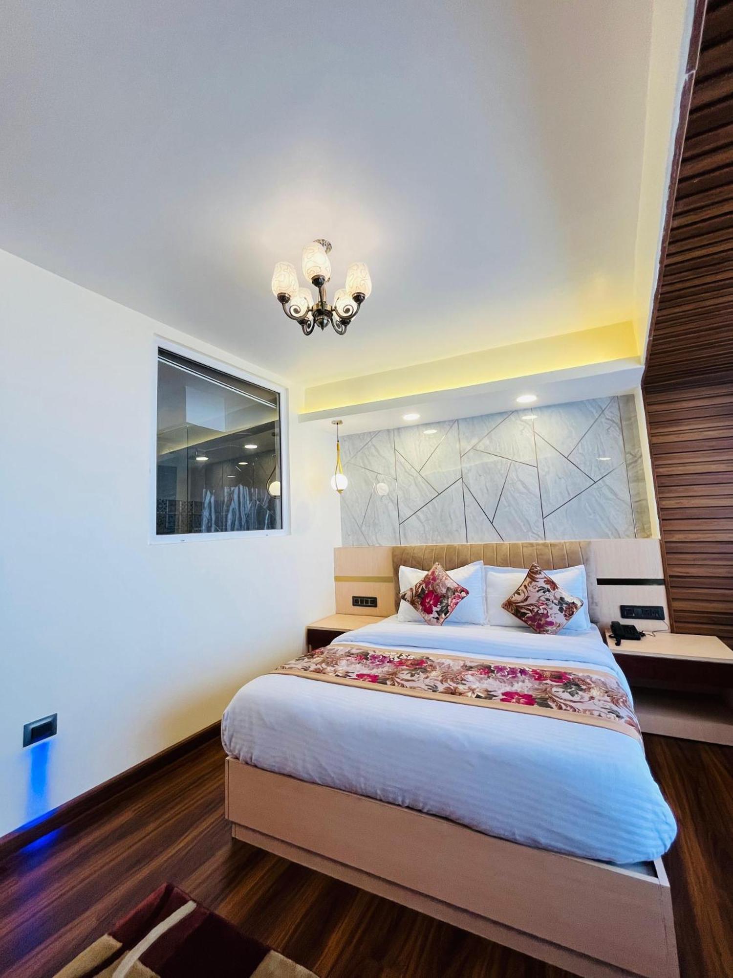 Luxury Stay At Hotel Broadway Boutique Mall Road Chowrasta Near Mahakal Temple Νταρτζίλινγκ Εξωτερικό φωτογραφία