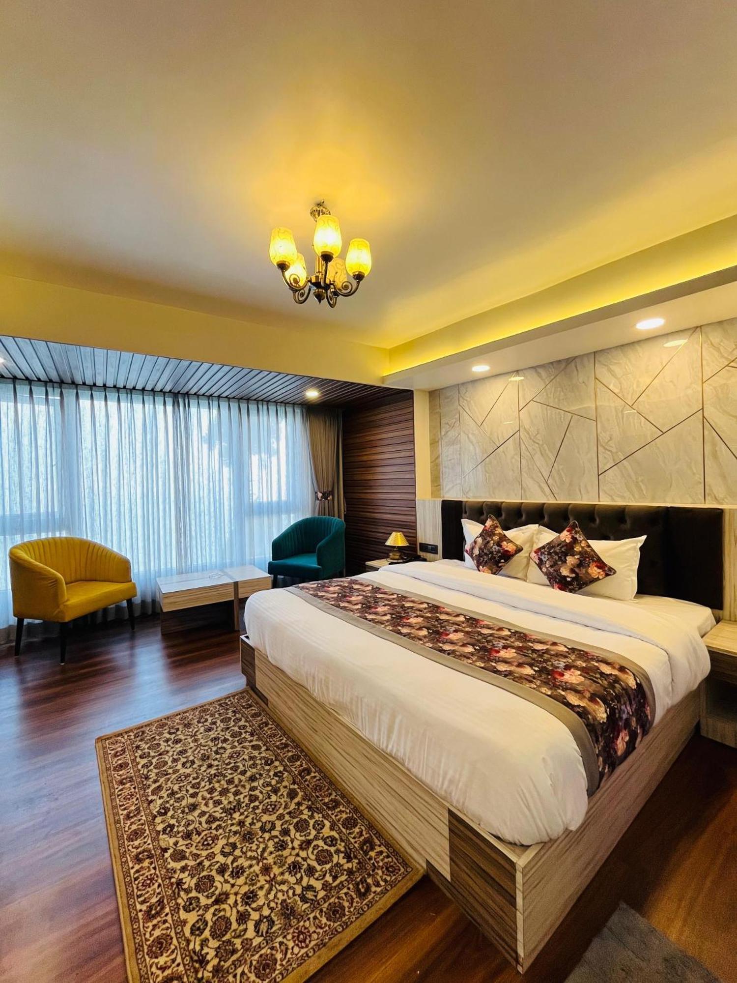 Luxury Stay At Hotel Broadway Boutique Mall Road Chowrasta Near Mahakal Temple Νταρτζίλινγκ Εξωτερικό φωτογραφία