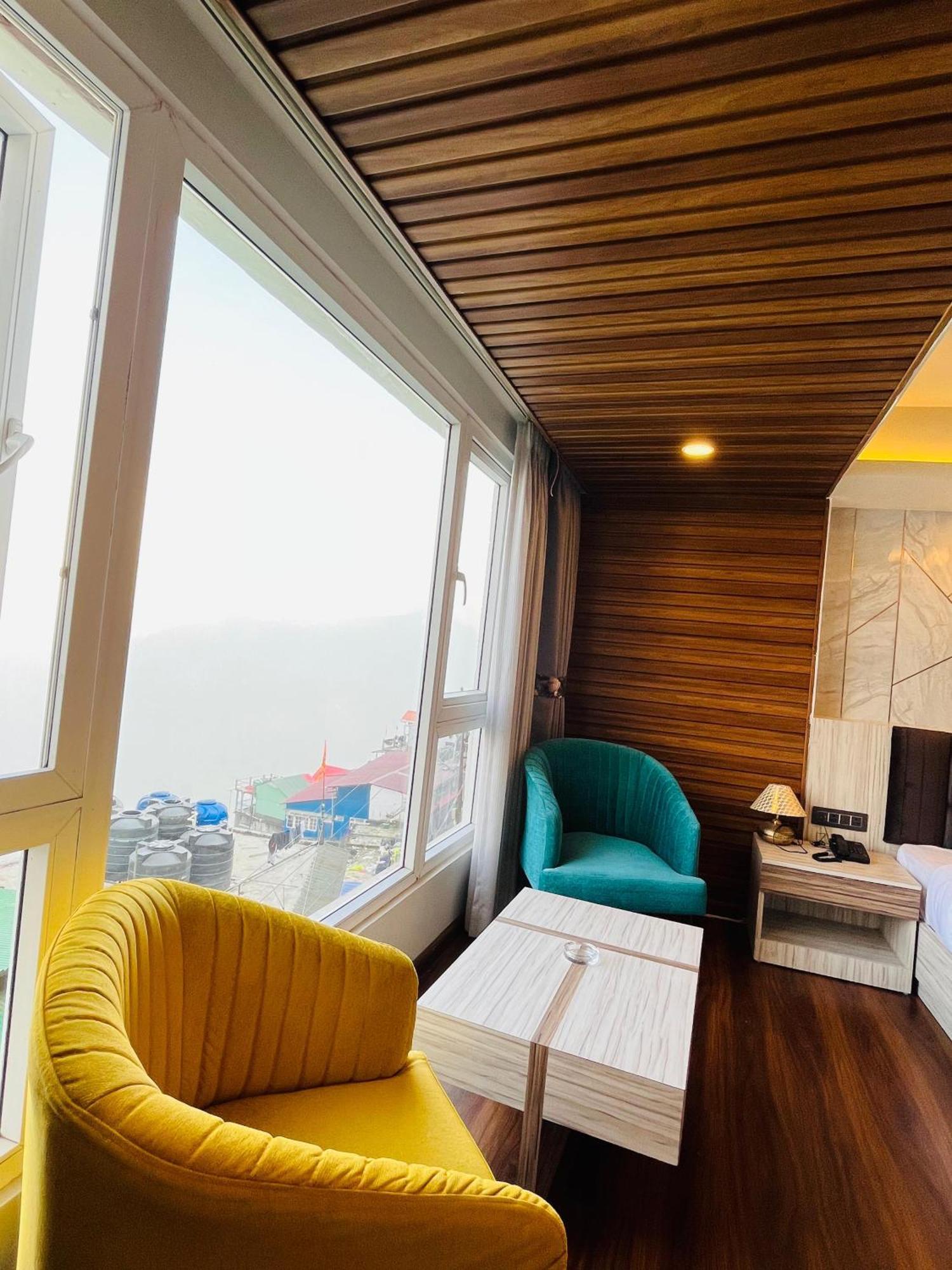 Luxury Stay At Hotel Broadway Boutique Mall Road Chowrasta Near Mahakal Temple Νταρτζίλινγκ Εξωτερικό φωτογραφία