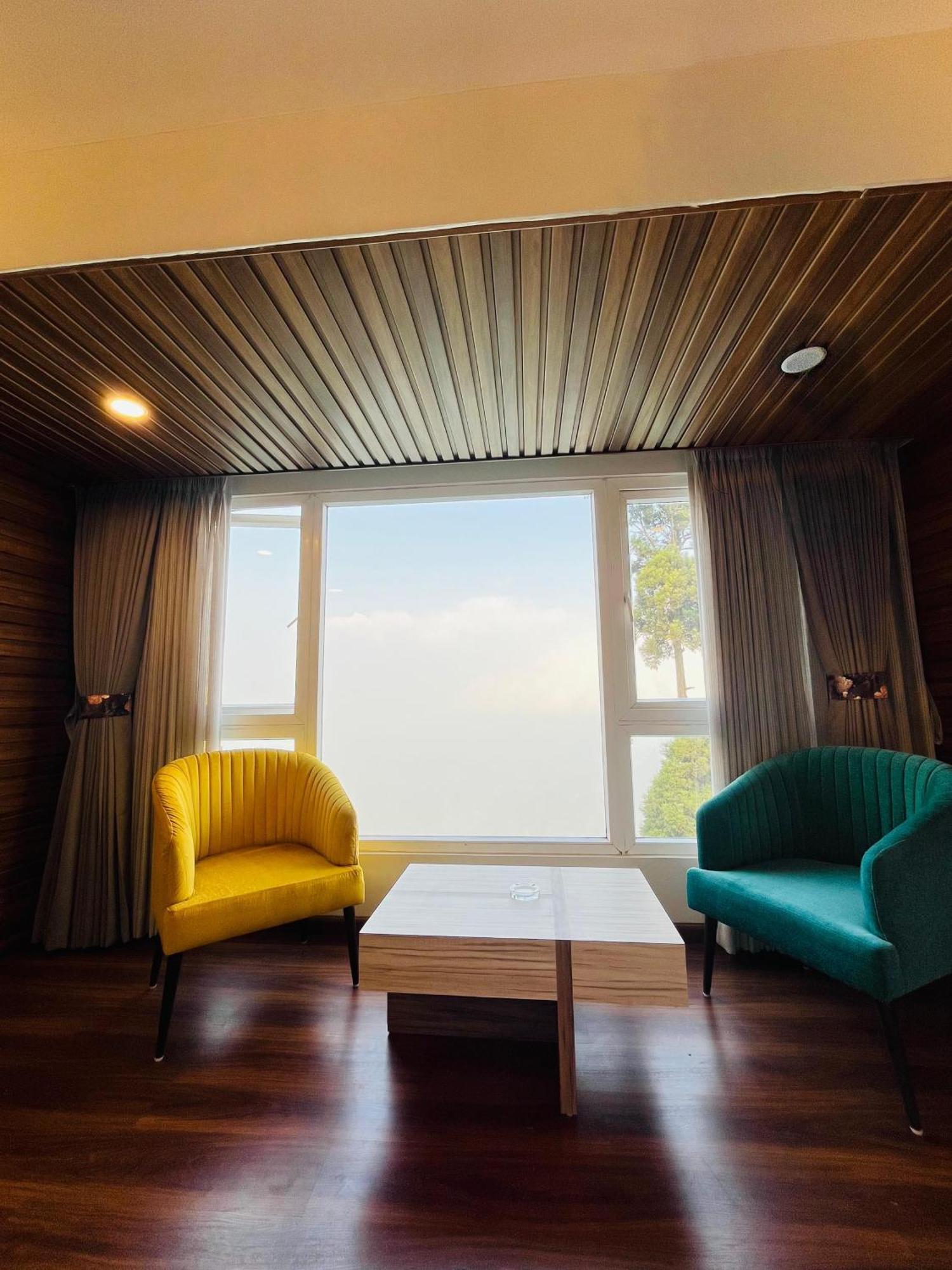Luxury Stay At Hotel Broadway Boutique Mall Road Chowrasta Near Mahakal Temple Νταρτζίλινγκ Εξωτερικό φωτογραφία