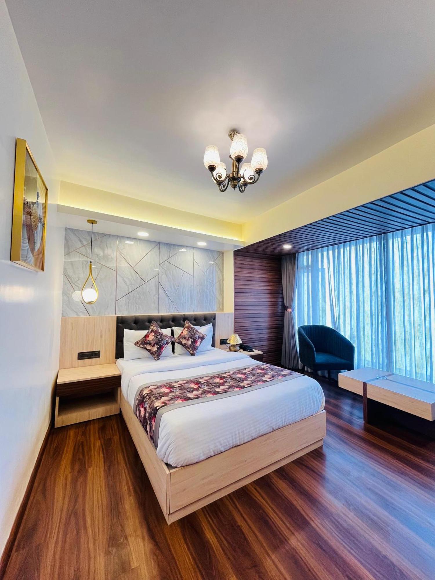 Luxury Stay At Hotel Broadway Boutique Mall Road Chowrasta Near Mahakal Temple Νταρτζίλινγκ Εξωτερικό φωτογραφία