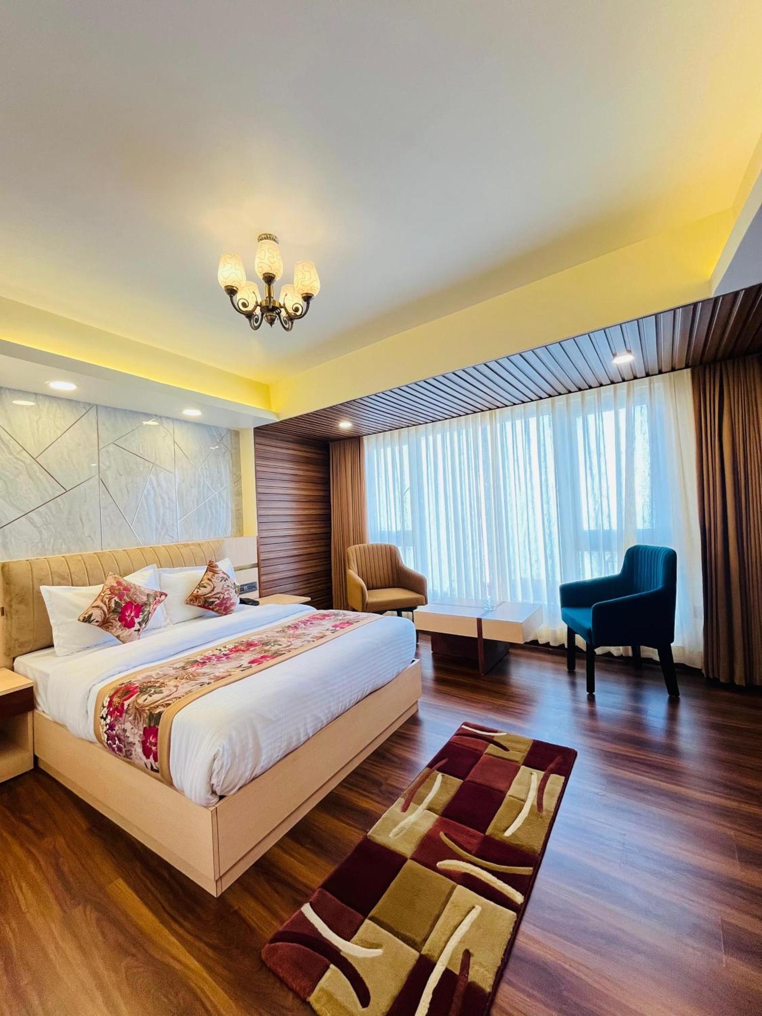 Luxury Stay At Hotel Broadway Boutique Mall Road Chowrasta Near Mahakal Temple Νταρτζίλινγκ Εξωτερικό φωτογραφία
