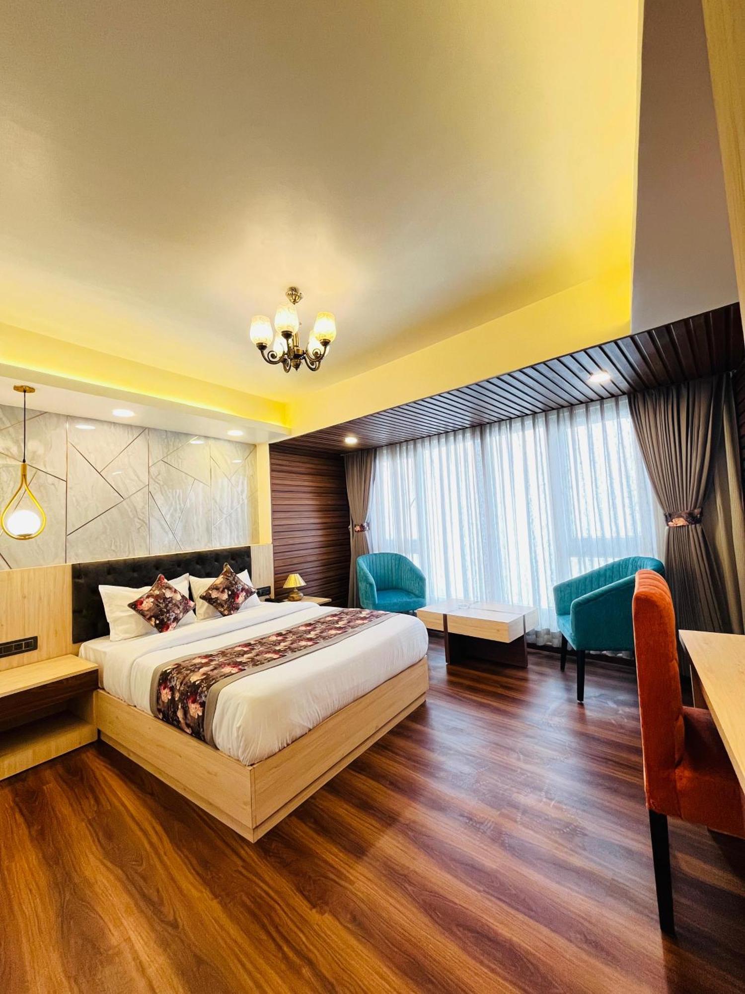 Luxury Stay At Hotel Broadway Boutique Mall Road Chowrasta Near Mahakal Temple Νταρτζίλινγκ Εξωτερικό φωτογραφία