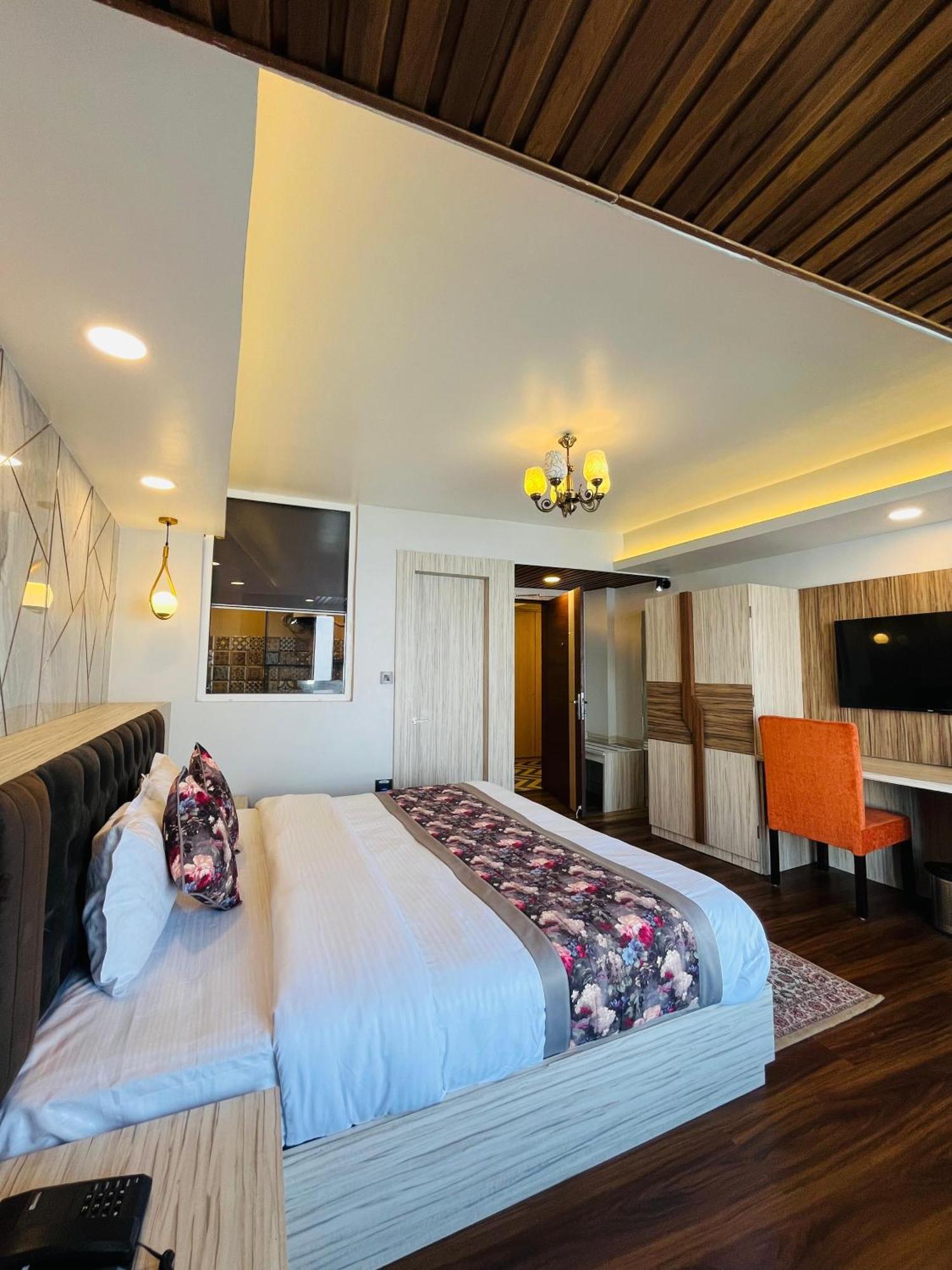 Luxury Stay At Hotel Broadway Boutique Mall Road Chowrasta Near Mahakal Temple Νταρτζίλινγκ Εξωτερικό φωτογραφία