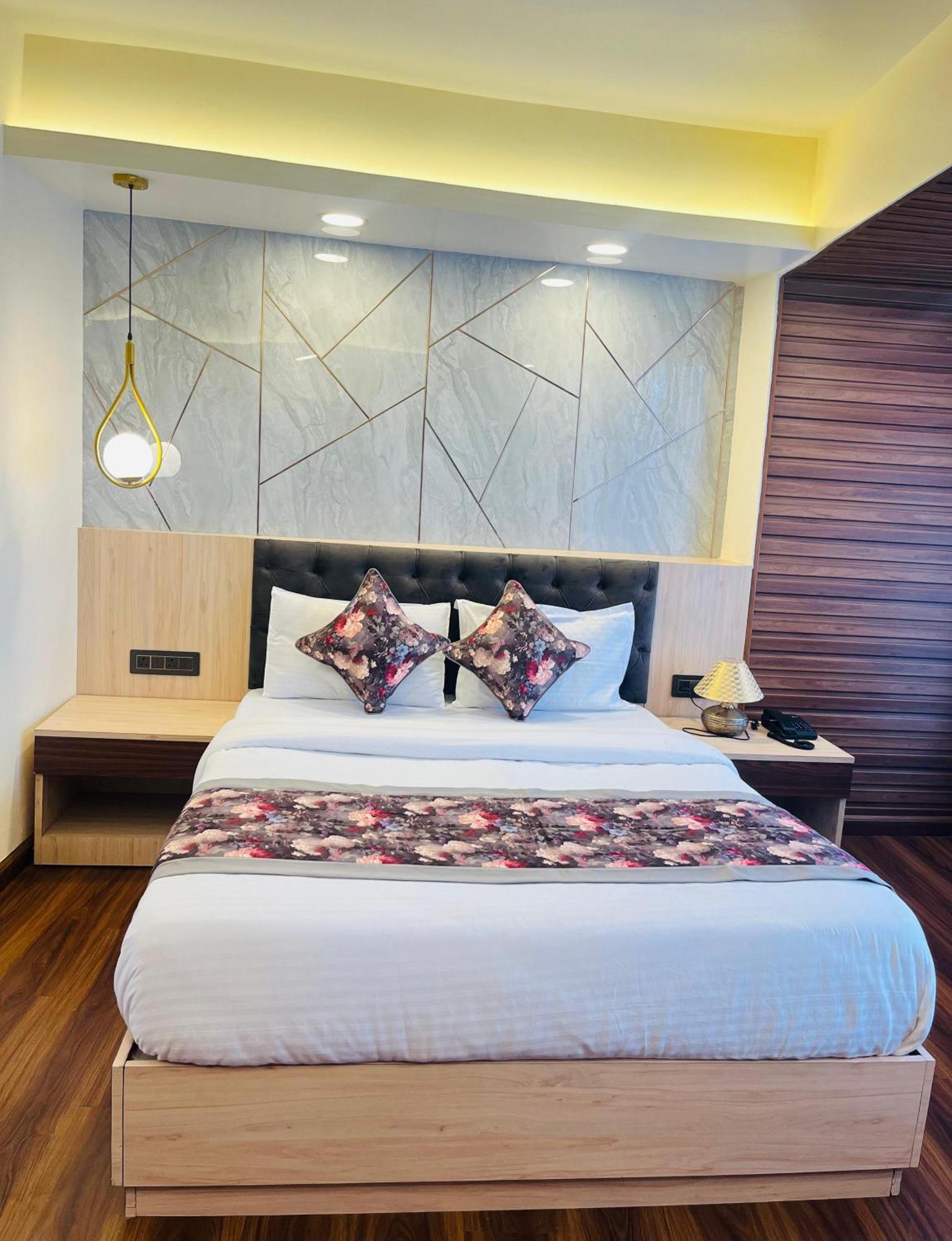 Luxury Stay At Hotel Broadway Boutique Mall Road Chowrasta Near Mahakal Temple Νταρτζίλινγκ Εξωτερικό φωτογραφία