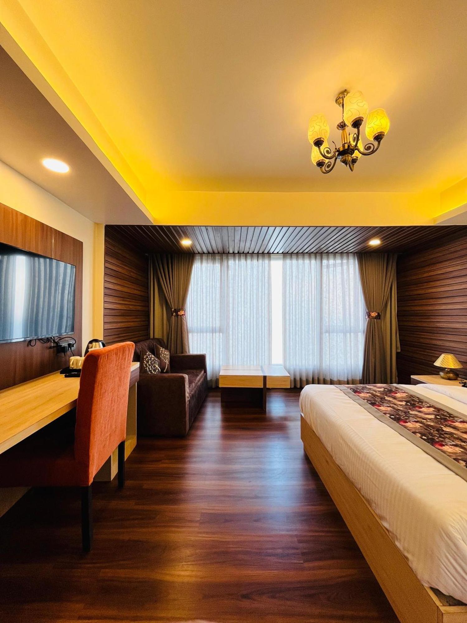 Luxury Stay At Hotel Broadway Boutique Mall Road Chowrasta Near Mahakal Temple Νταρτζίλινγκ Εξωτερικό φωτογραφία