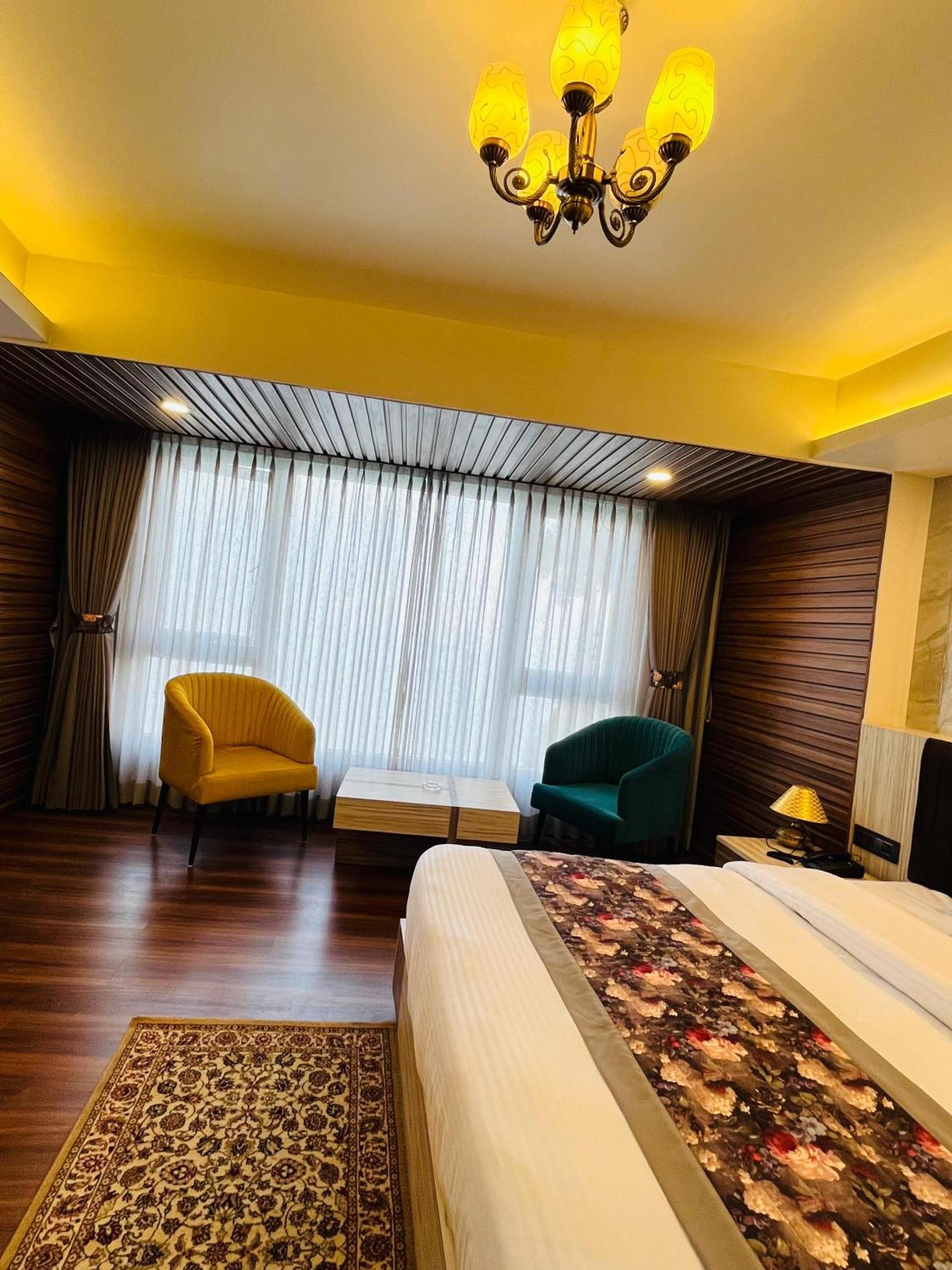 Luxury Stay At Hotel Broadway Boutique Mall Road Chowrasta Near Mahakal Temple Νταρτζίλινγκ Εξωτερικό φωτογραφία
