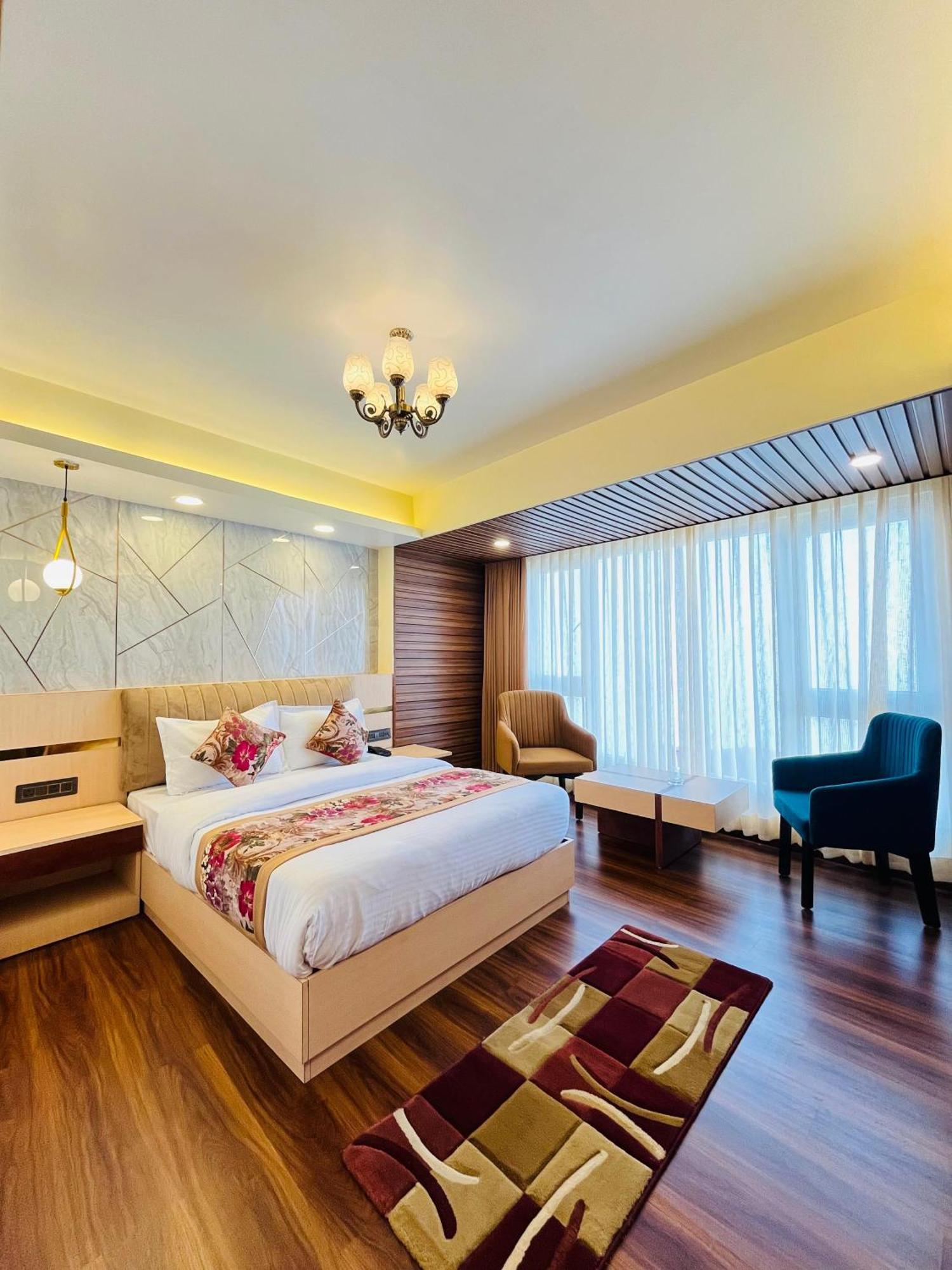 Luxury Stay At Hotel Broadway Boutique Mall Road Chowrasta Near Mahakal Temple Νταρτζίλινγκ Εξωτερικό φωτογραφία