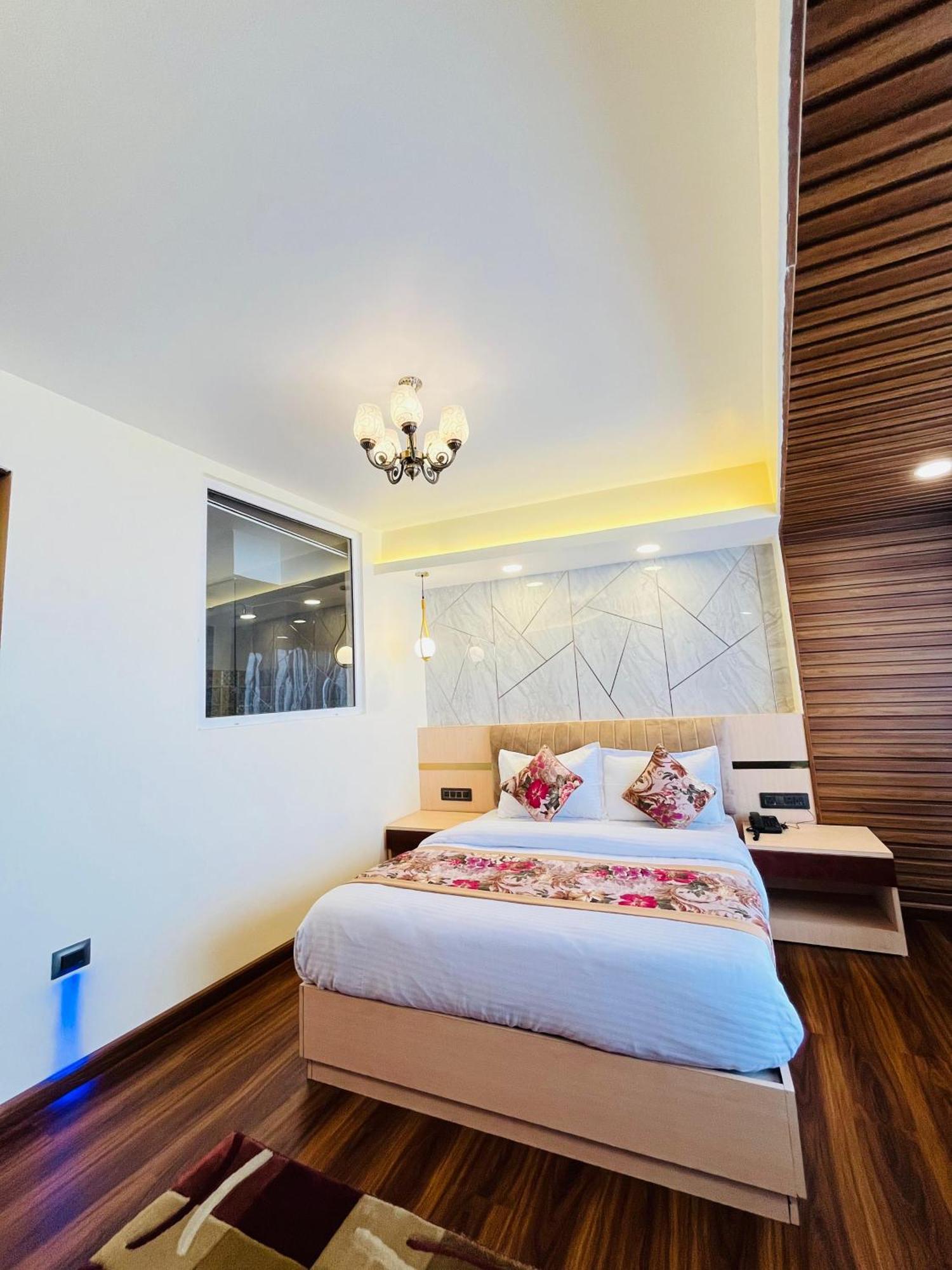 Luxury Stay At Hotel Broadway Boutique Mall Road Chowrasta Near Mahakal Temple Νταρτζίλινγκ Εξωτερικό φωτογραφία