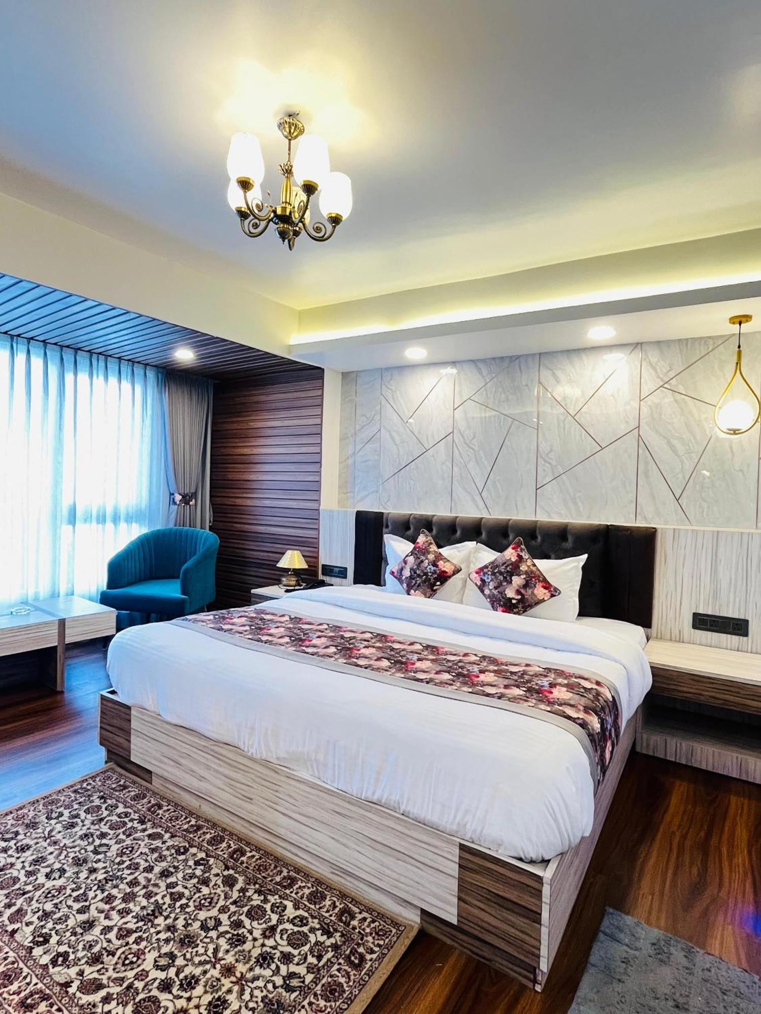 Luxury Stay At Hotel Broadway Boutique Mall Road Chowrasta Near Mahakal Temple Νταρτζίλινγκ Εξωτερικό φωτογραφία