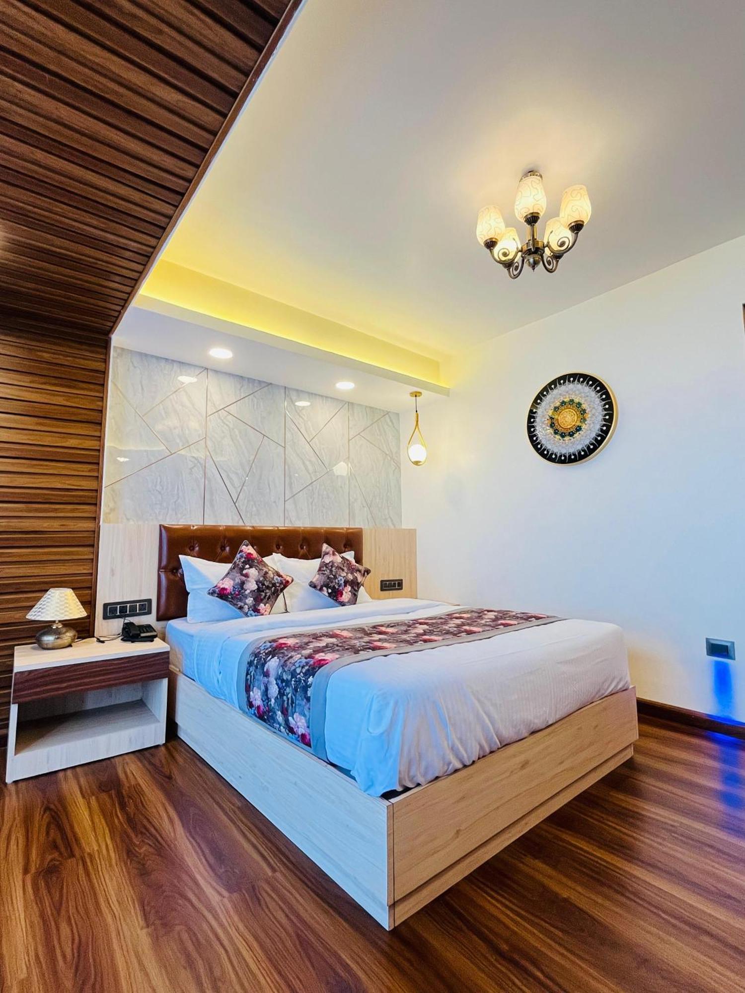 Luxury Stay At Hotel Broadway Boutique Mall Road Chowrasta Near Mahakal Temple Νταρτζίλινγκ Εξωτερικό φωτογραφία
