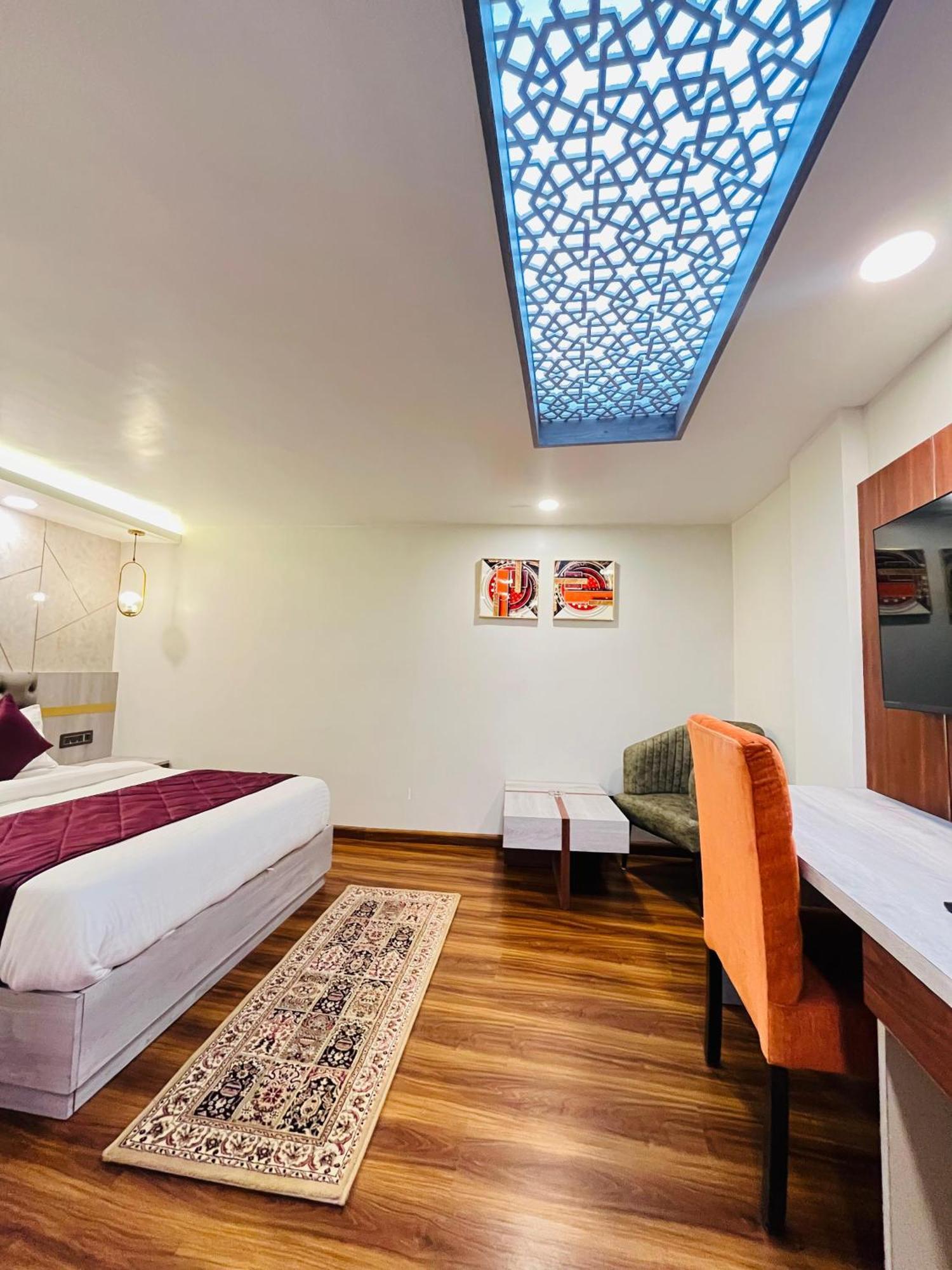 Luxury Stay At Hotel Broadway Boutique Mall Road Chowrasta Near Mahakal Temple Νταρτζίλινγκ Εξωτερικό φωτογραφία