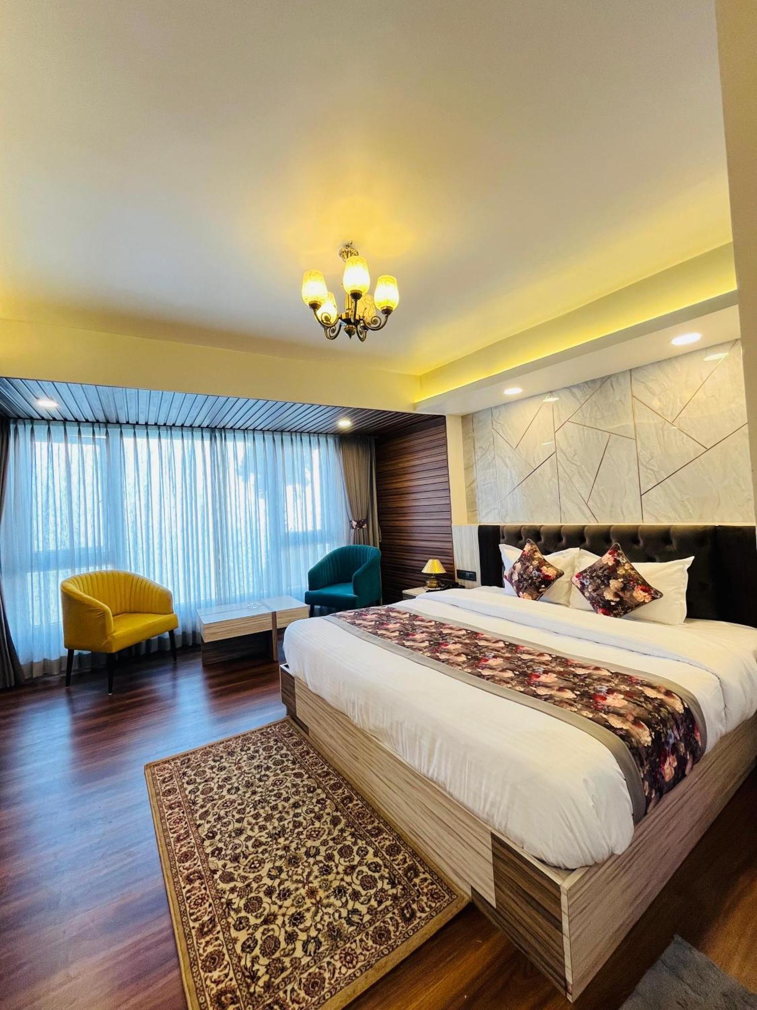 Luxury Stay At Hotel Broadway Boutique Mall Road Chowrasta Near Mahakal Temple Νταρτζίλινγκ Εξωτερικό φωτογραφία