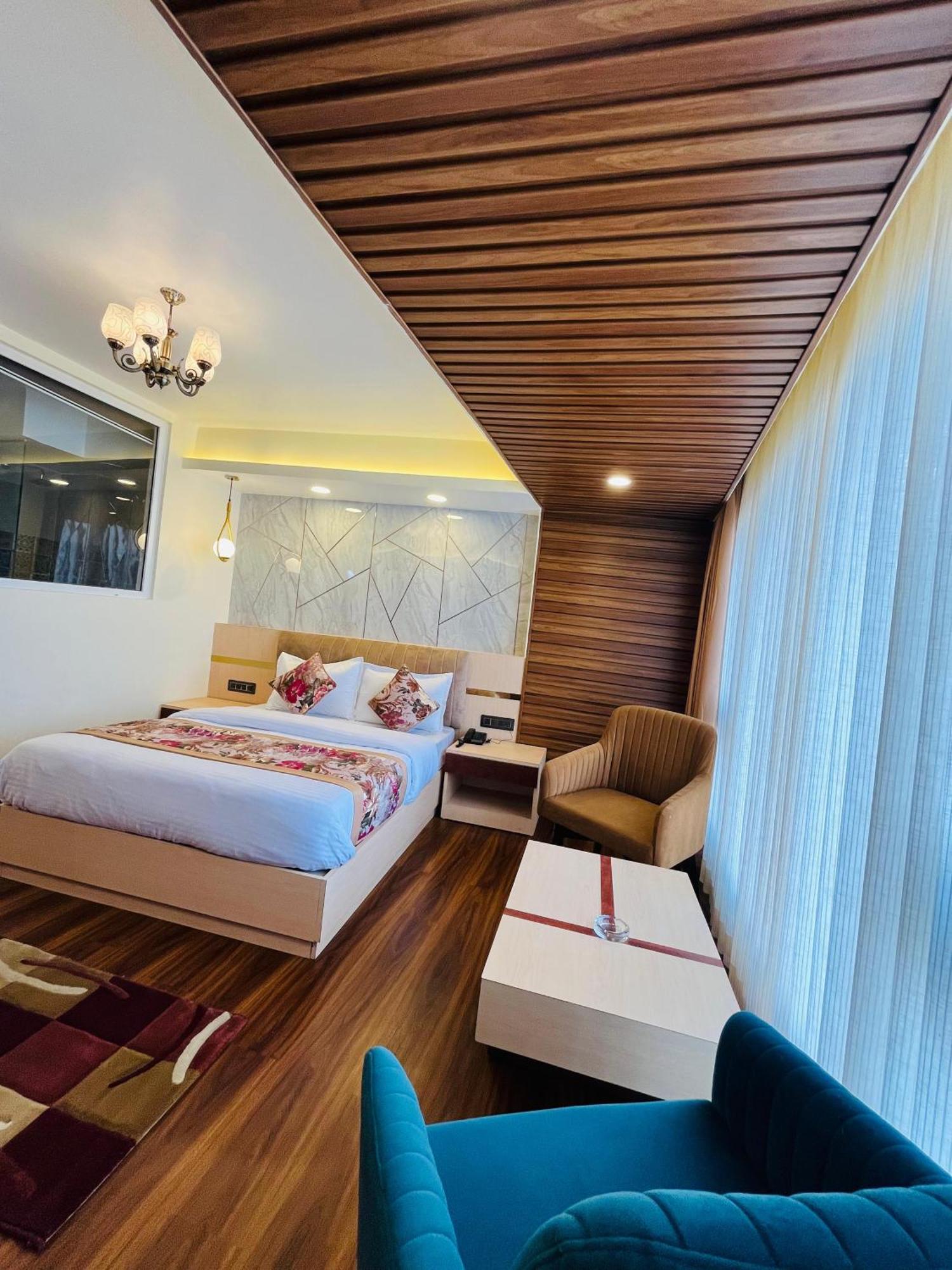 Luxury Stay At Hotel Broadway Boutique Mall Road Chowrasta Near Mahakal Temple Νταρτζίλινγκ Εξωτερικό φωτογραφία
