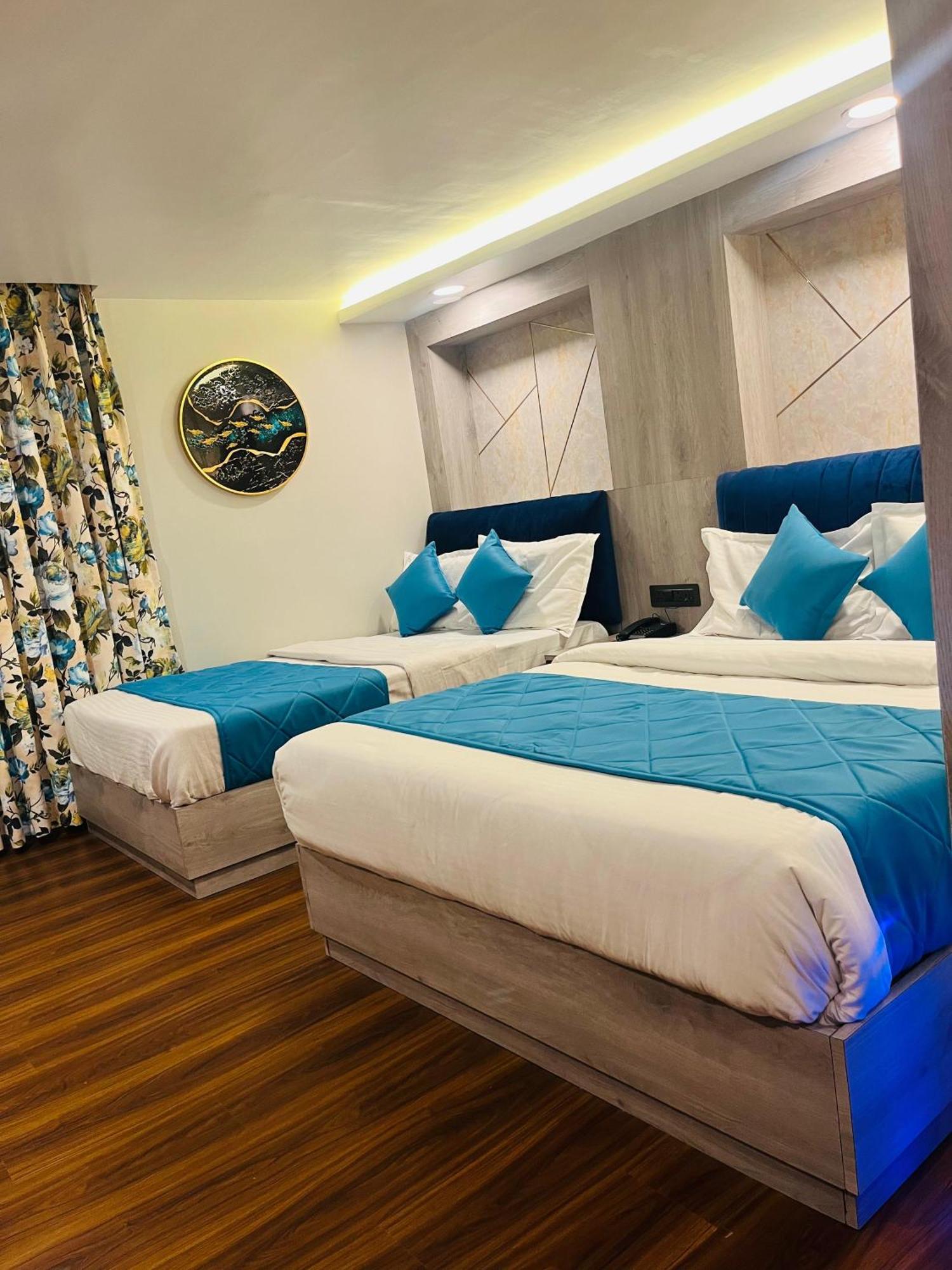 Luxury Stay At Hotel Broadway Boutique Mall Road Chowrasta Near Mahakal Temple Νταρτζίλινγκ Εξωτερικό φωτογραφία