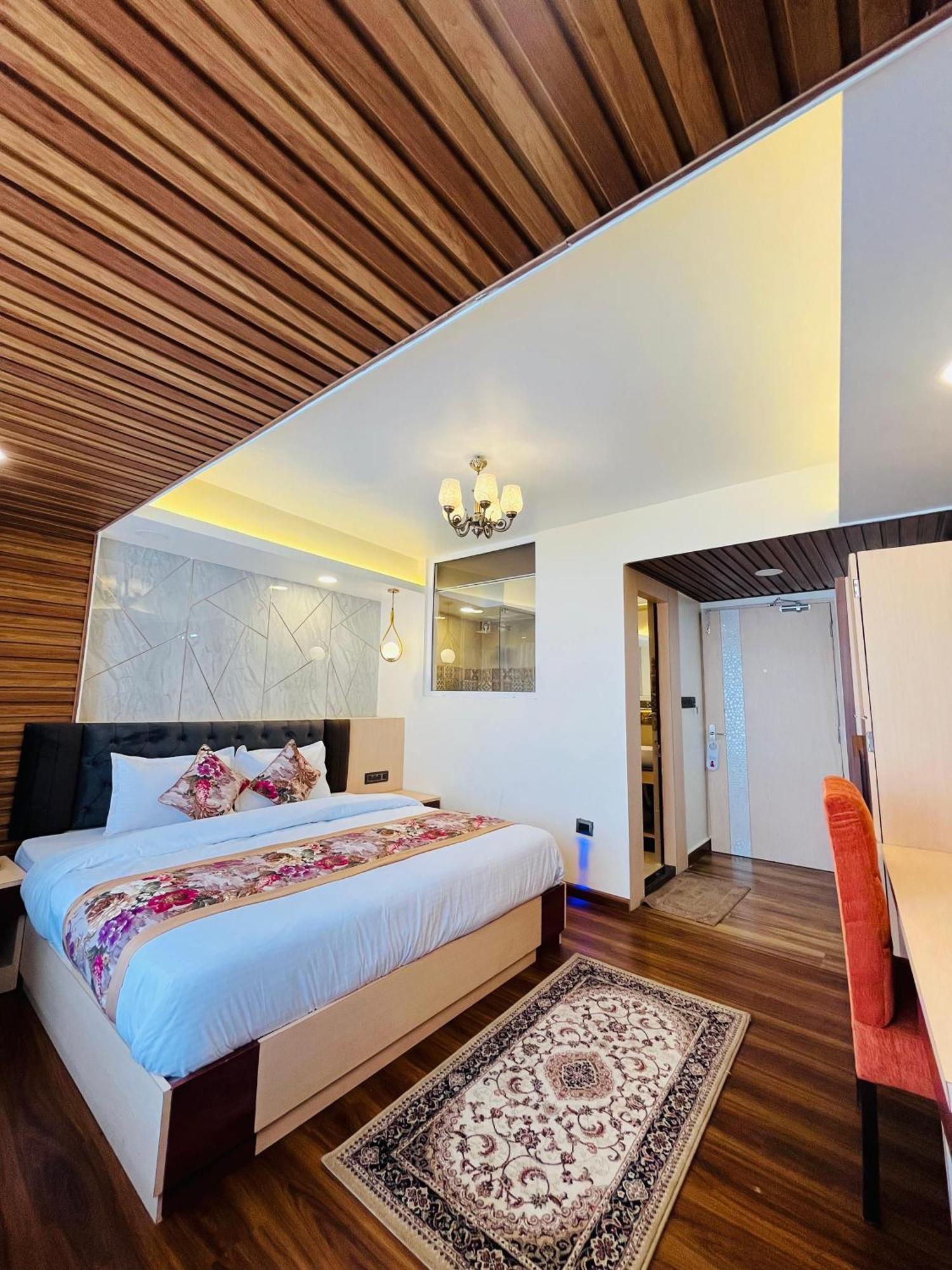 Luxury Stay At Hotel Broadway Boutique Mall Road Chowrasta Near Mahakal Temple Νταρτζίλινγκ Εξωτερικό φωτογραφία