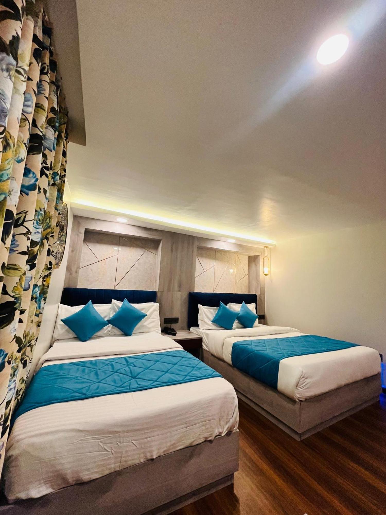 Luxury Stay At Hotel Broadway Boutique Mall Road Chowrasta Near Mahakal Temple Νταρτζίλινγκ Εξωτερικό φωτογραφία