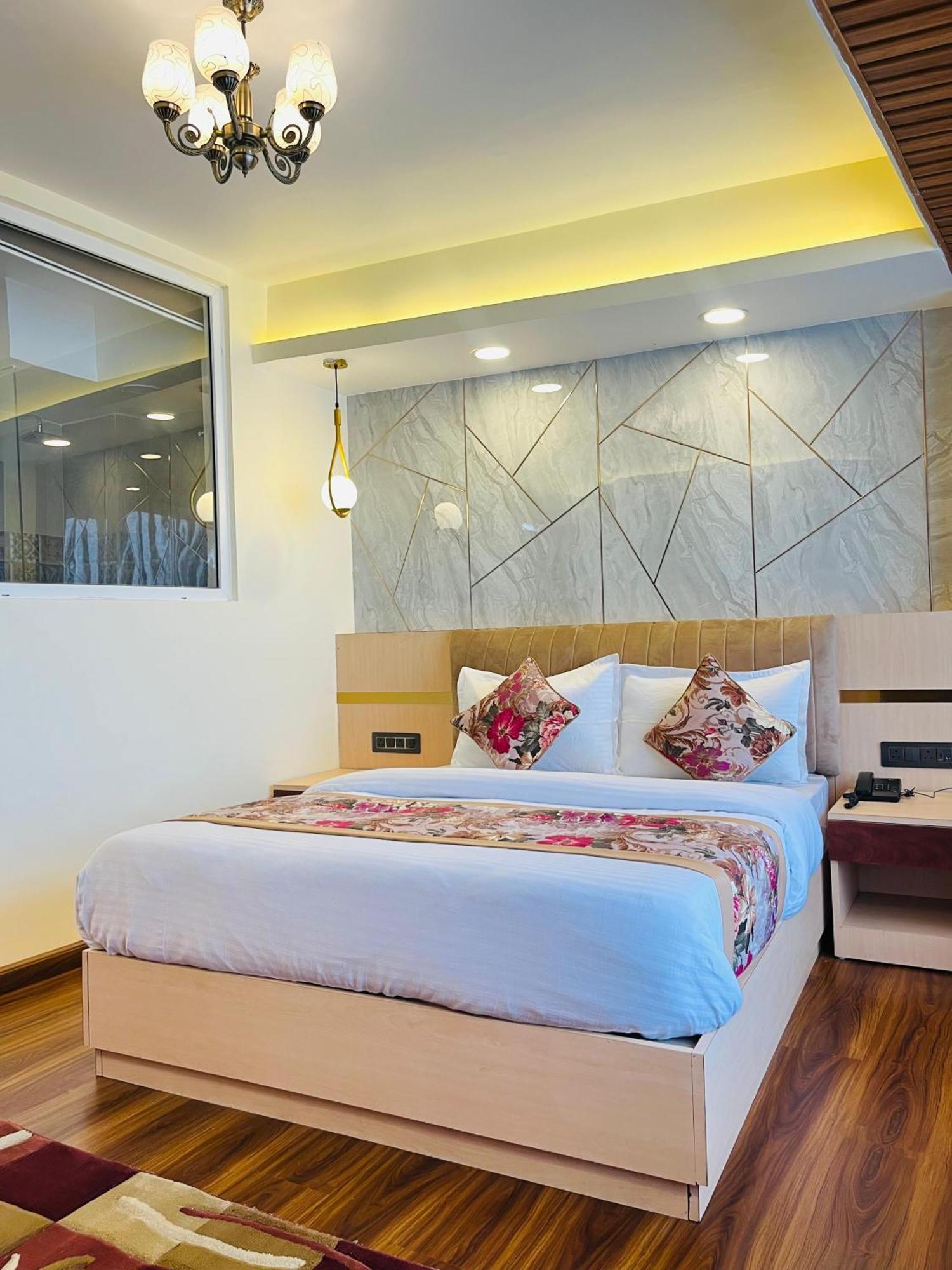 Luxury Stay At Hotel Broadway Boutique Mall Road Chowrasta Near Mahakal Temple Νταρτζίλινγκ Εξωτερικό φωτογραφία