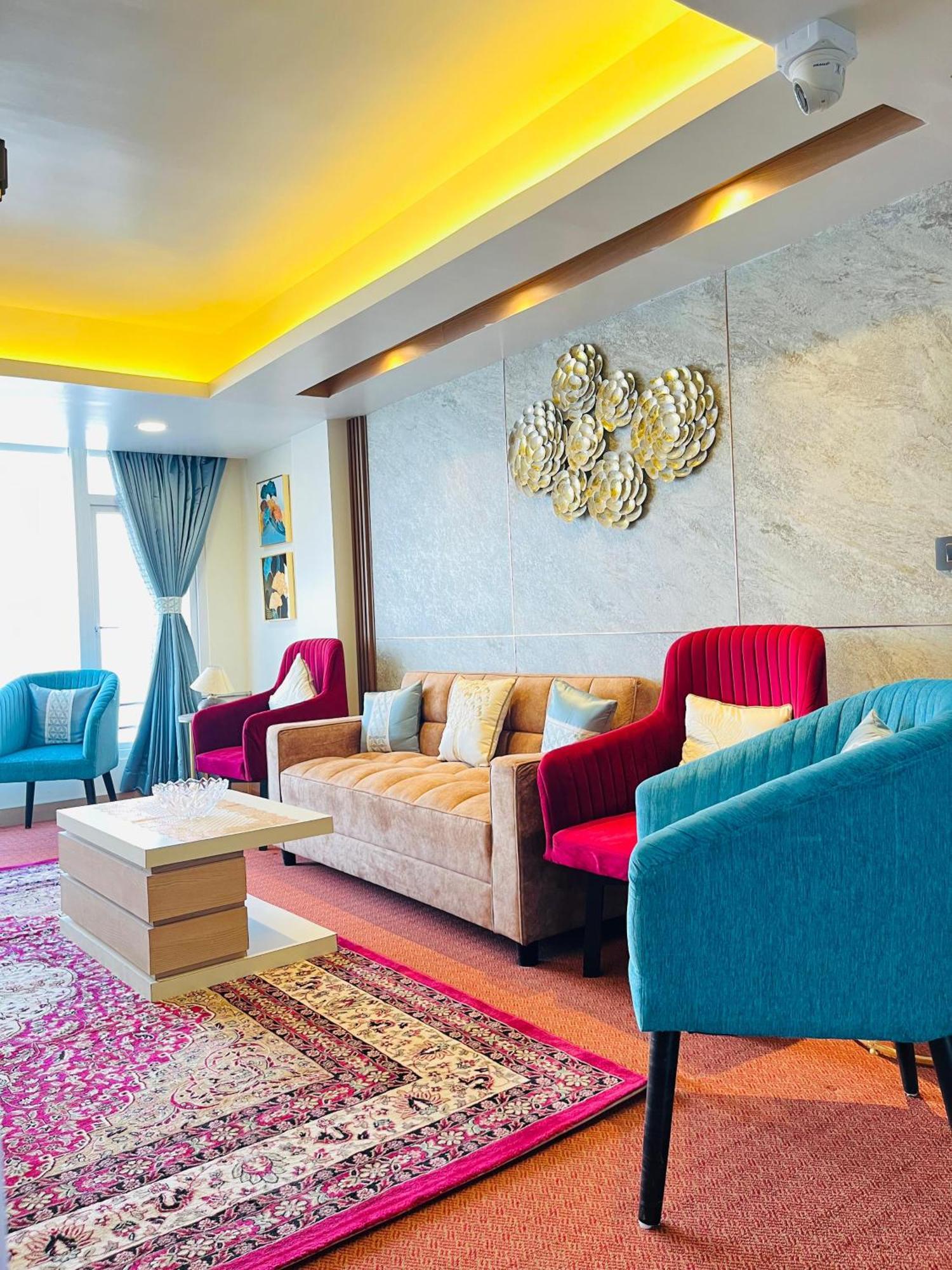 Luxury Stay At Hotel Broadway Boutique Mall Road Chowrasta Near Mahakal Temple Νταρτζίλινγκ Εξωτερικό φωτογραφία