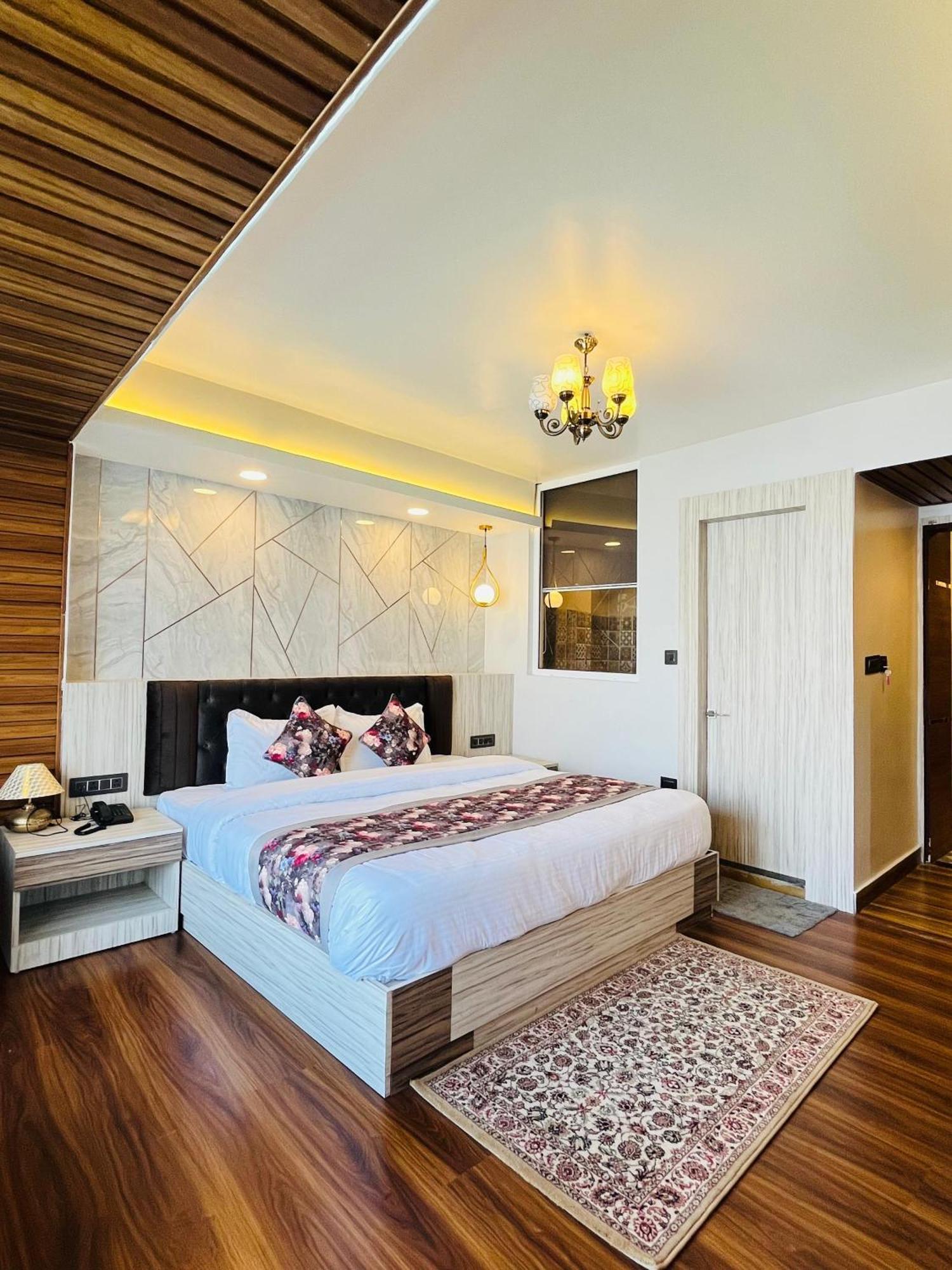 Luxury Stay At Hotel Broadway Boutique Mall Road Chowrasta Near Mahakal Temple Νταρτζίλινγκ Εξωτερικό φωτογραφία