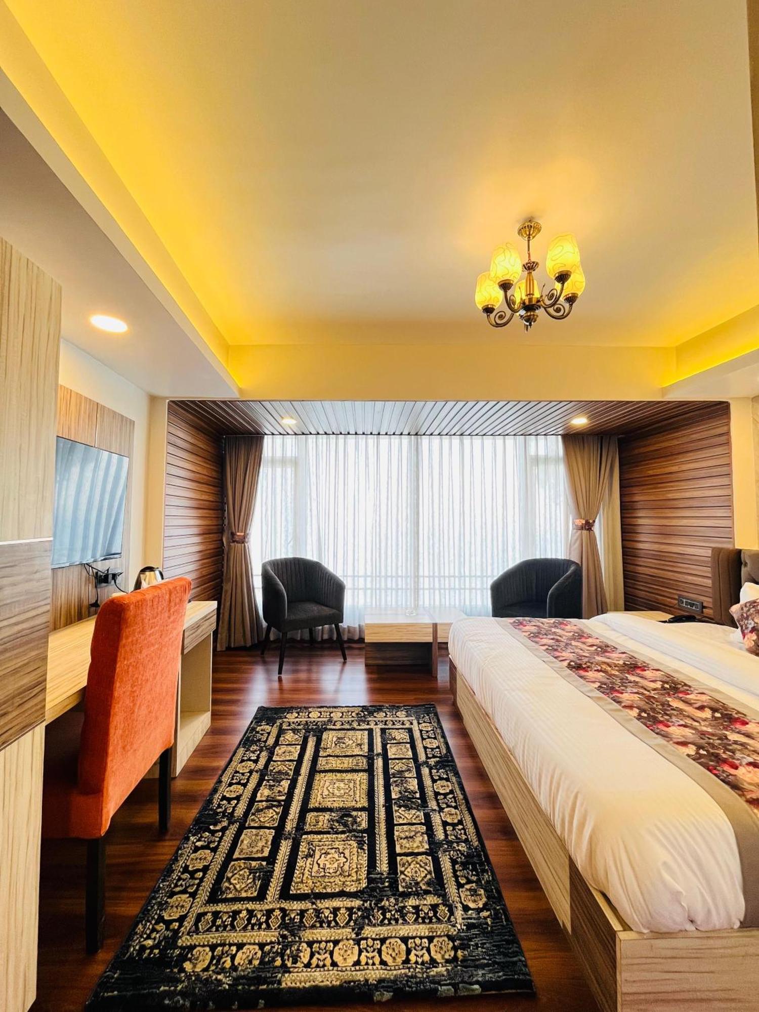 Luxury Stay At Hotel Broadway Boutique Mall Road Chowrasta Near Mahakal Temple Νταρτζίλινγκ Εξωτερικό φωτογραφία
