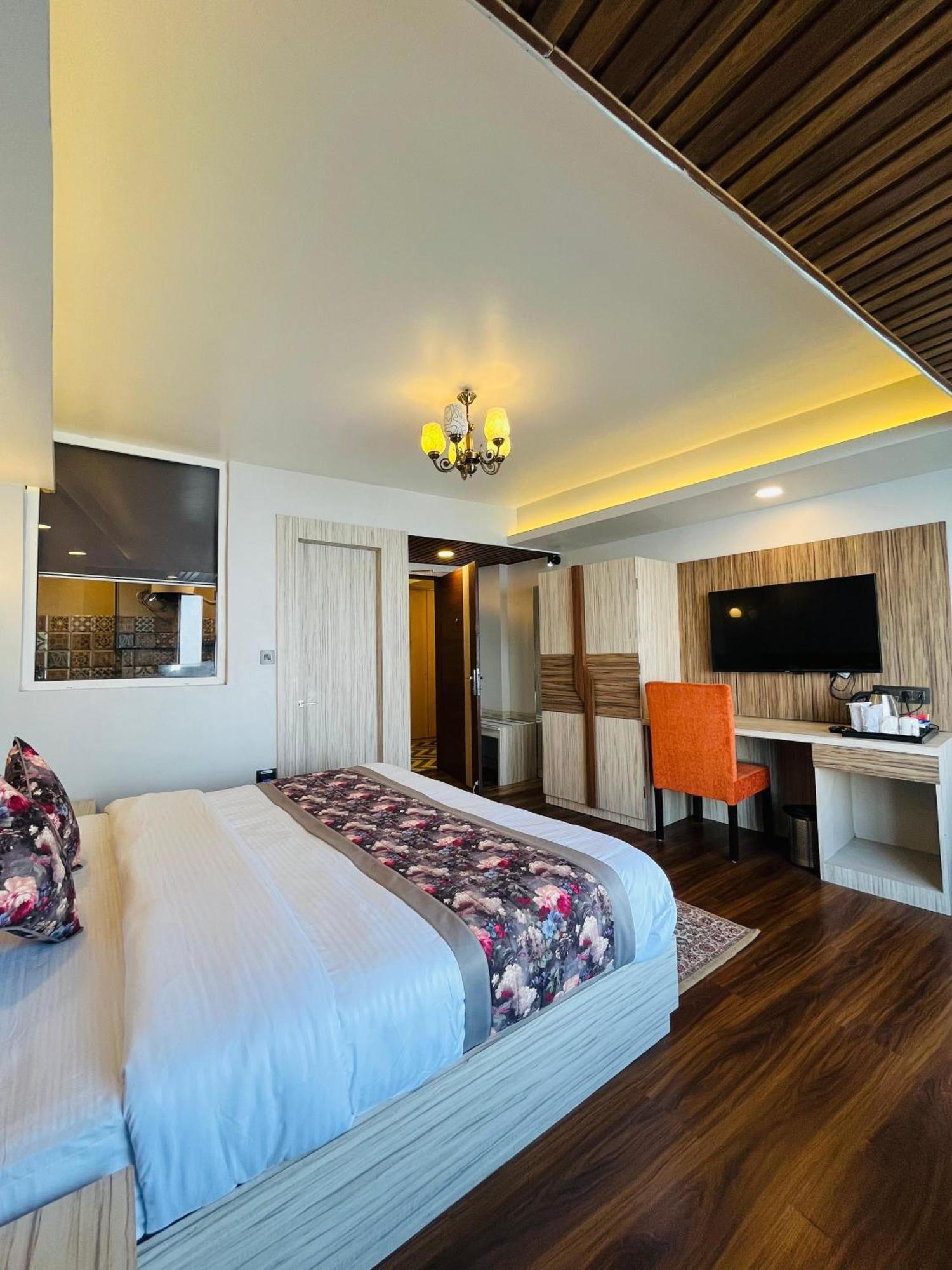 Luxury Stay At Hotel Broadway Boutique Mall Road Chowrasta Near Mahakal Temple Νταρτζίλινγκ Εξωτερικό φωτογραφία