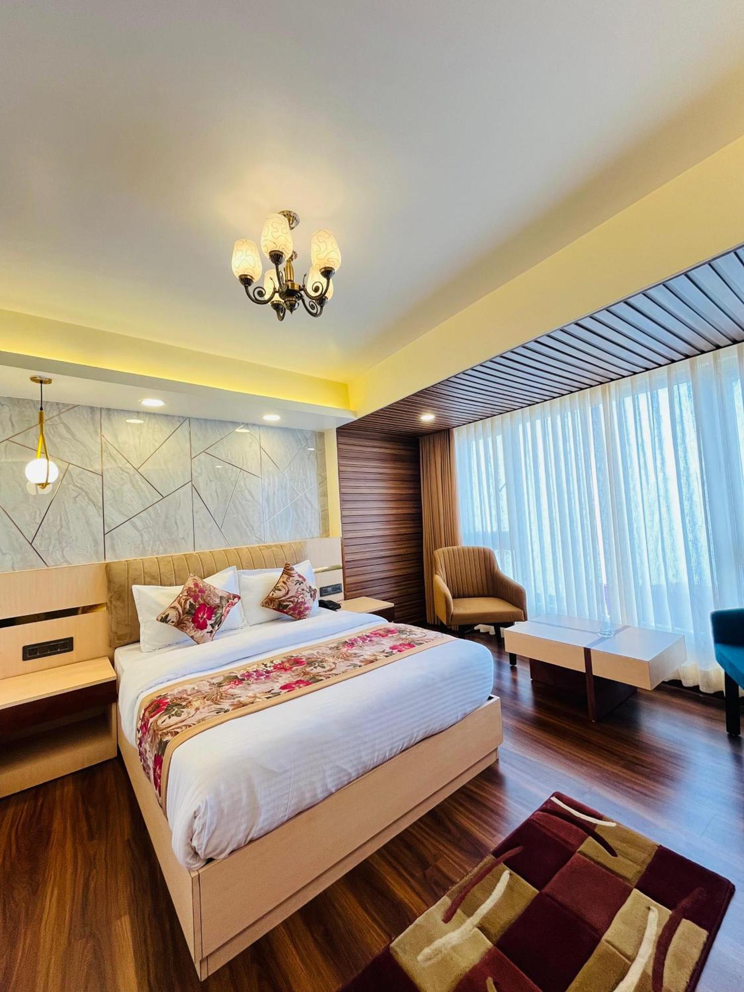 Luxury Stay At Hotel Broadway Boutique Mall Road Chowrasta Near Mahakal Temple Νταρτζίλινγκ Εξωτερικό φωτογραφία