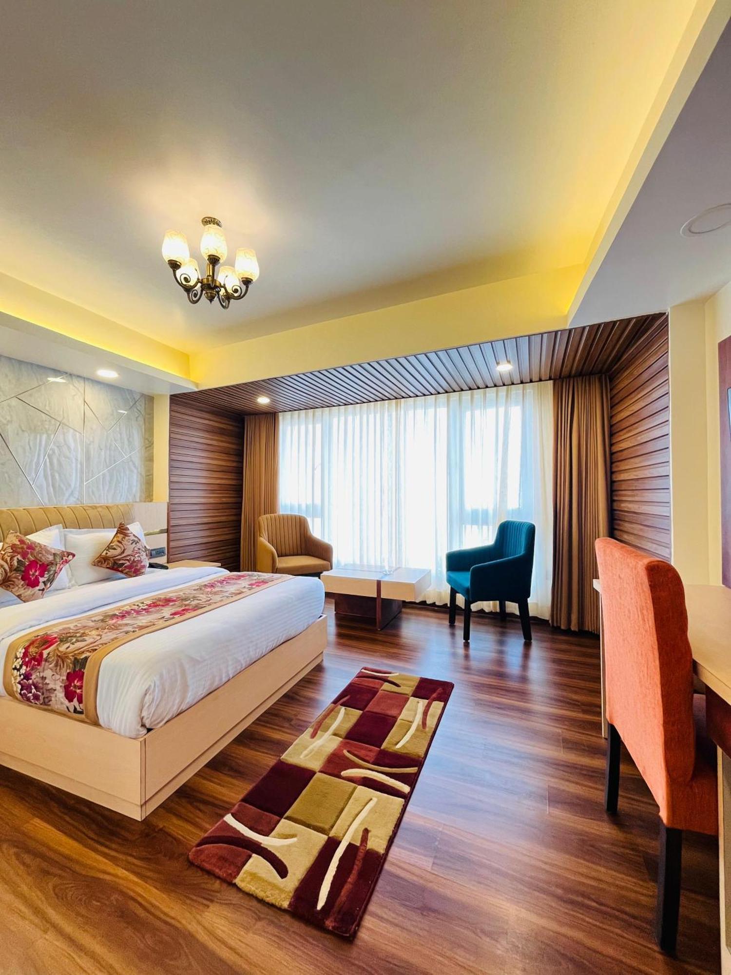 Luxury Stay At Hotel Broadway Boutique Mall Road Chowrasta Near Mahakal Temple Νταρτζίλινγκ Εξωτερικό φωτογραφία