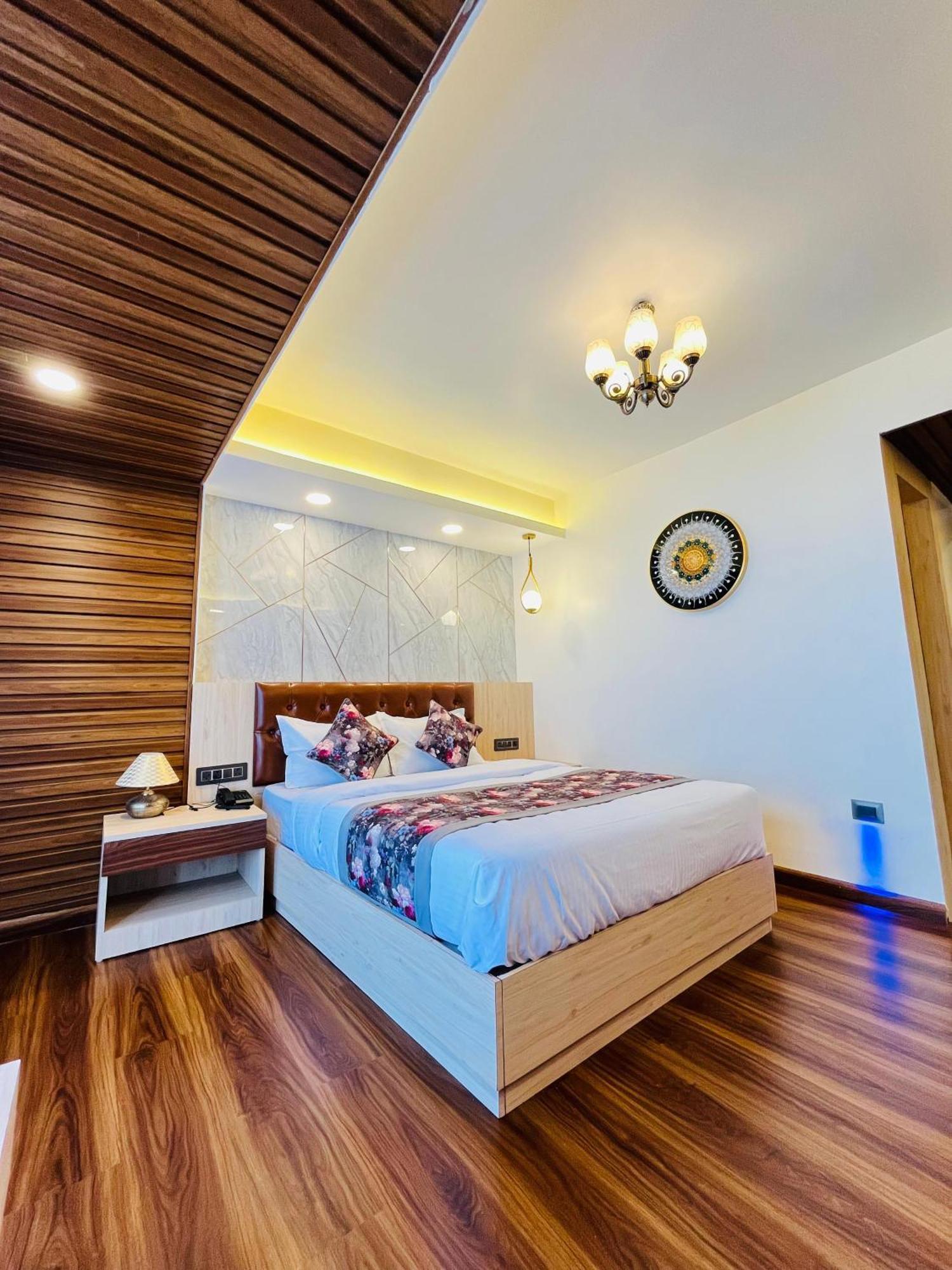Luxury Stay At Hotel Broadway Boutique Mall Road Chowrasta Near Mahakal Temple Νταρτζίλινγκ Εξωτερικό φωτογραφία