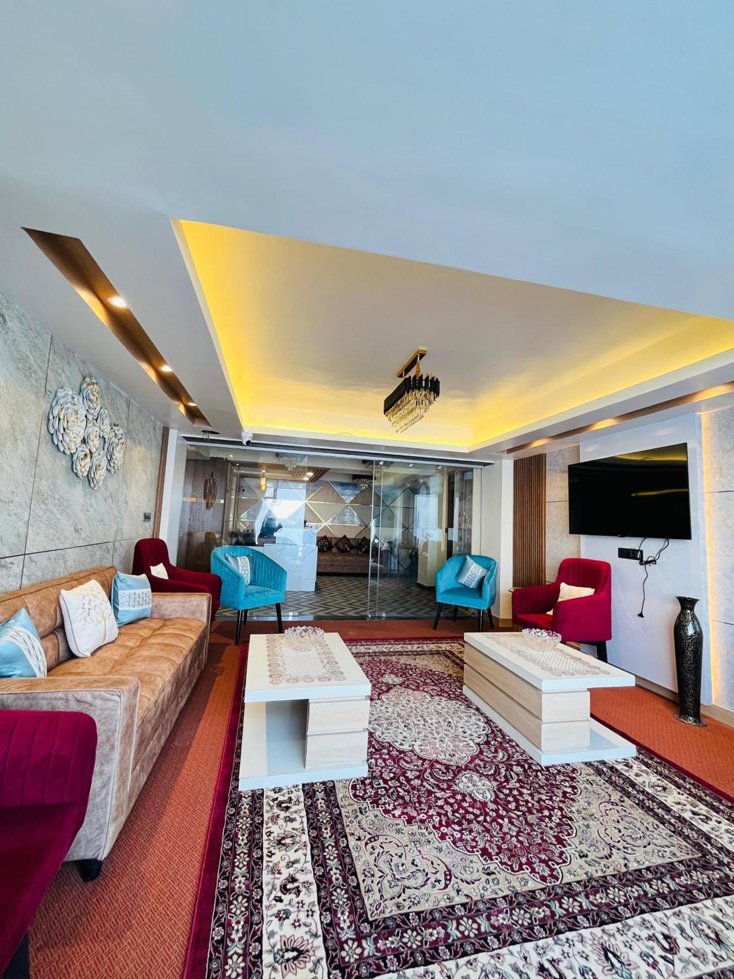 Luxury Stay At Hotel Broadway Boutique Mall Road Chowrasta Near Mahakal Temple Νταρτζίλινγκ Εξωτερικό φωτογραφία