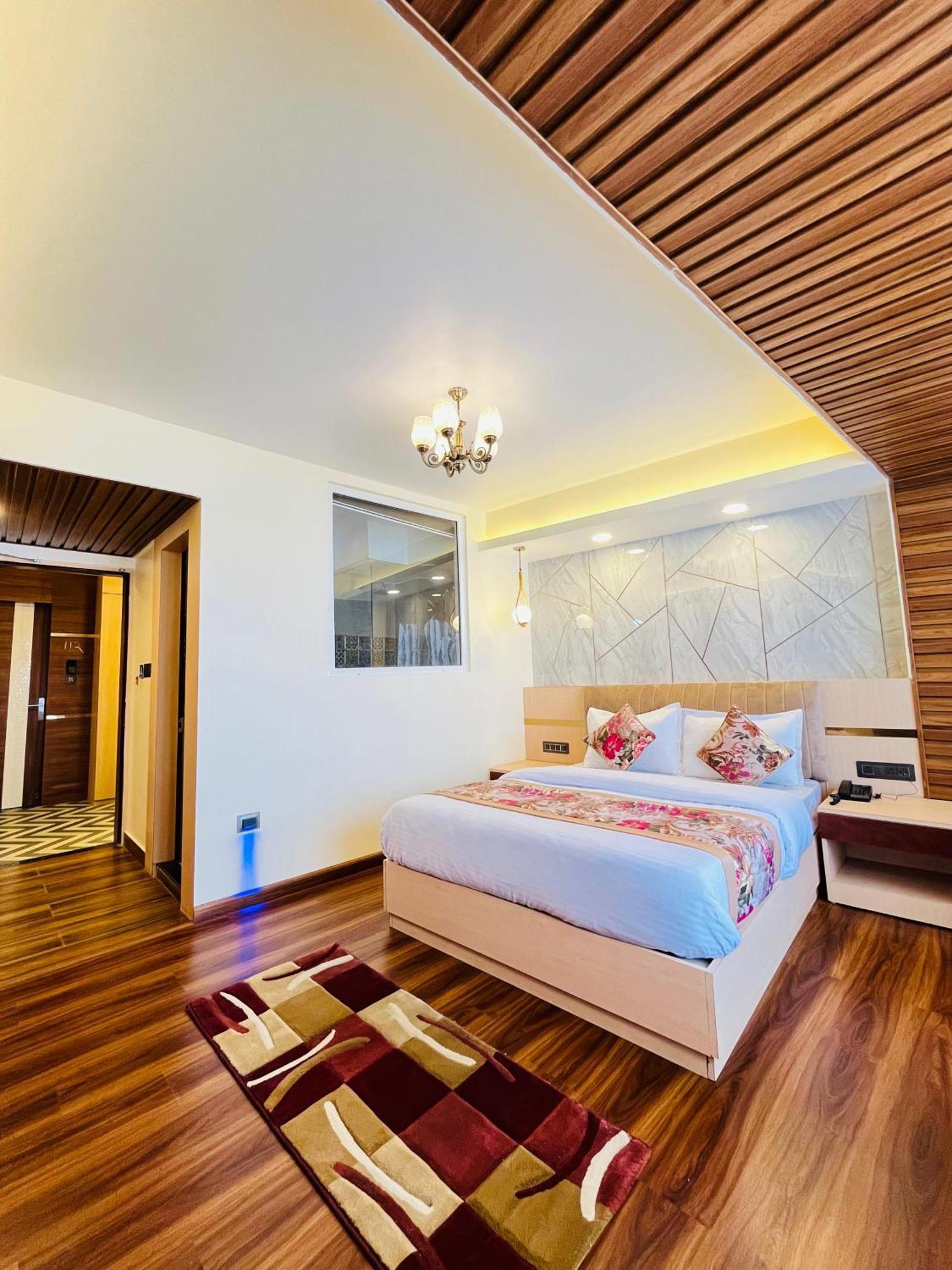 Luxury Stay At Hotel Broadway Boutique Mall Road Chowrasta Near Mahakal Temple Νταρτζίλινγκ Εξωτερικό φωτογραφία
