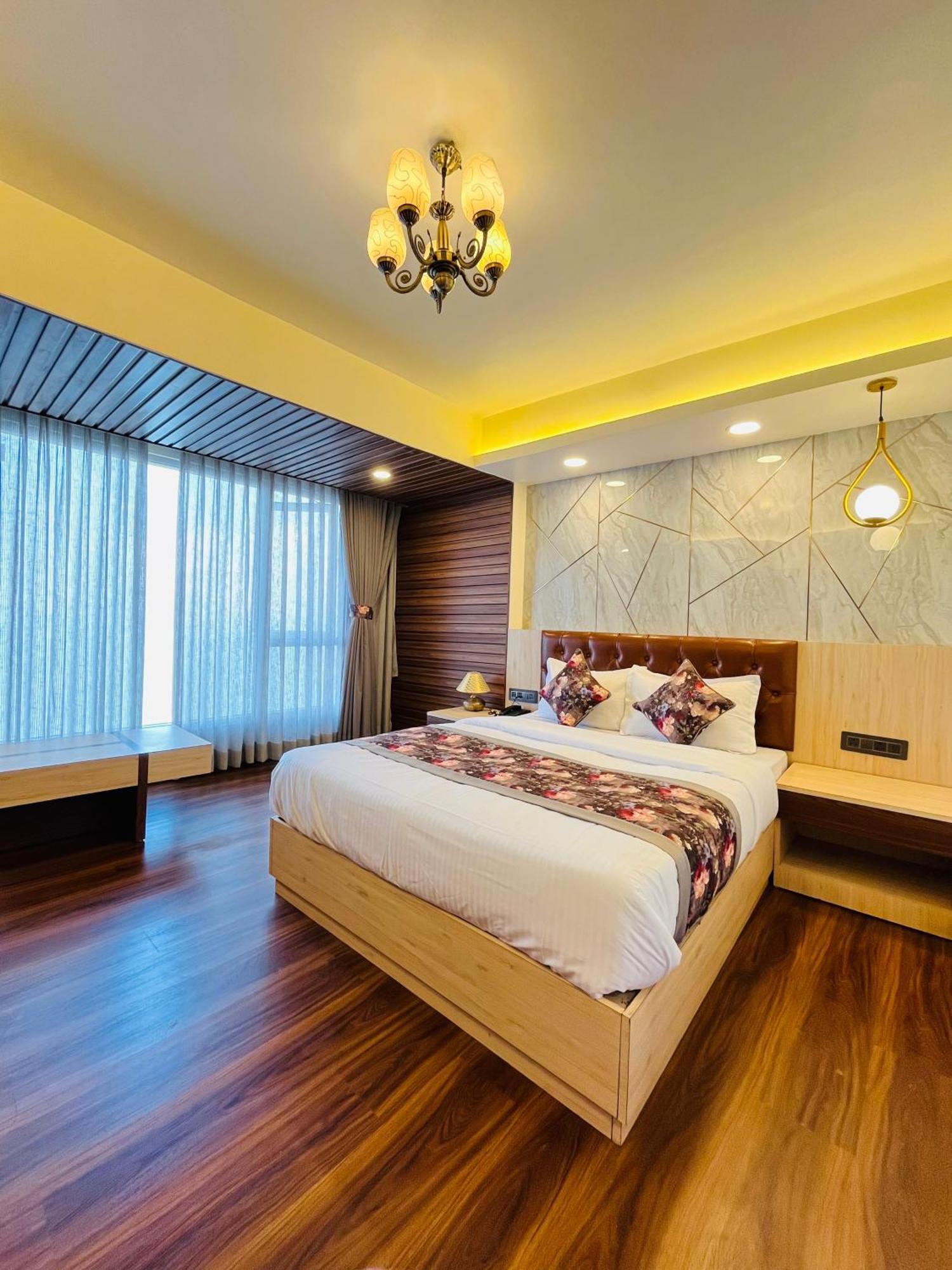 Luxury Stay At Hotel Broadway Boutique Mall Road Chowrasta Near Mahakal Temple Νταρτζίλινγκ Εξωτερικό φωτογραφία