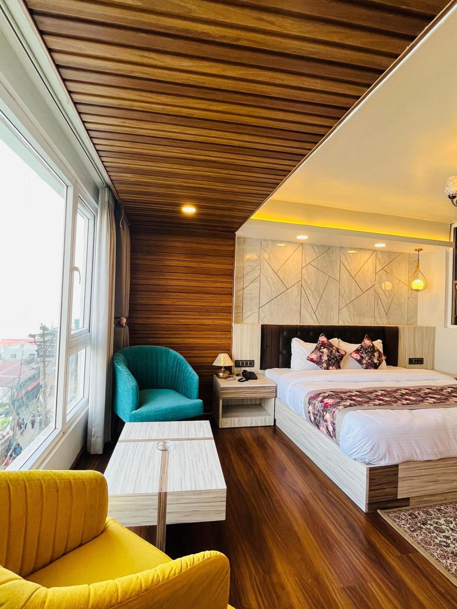 Luxury Stay At Hotel Broadway Boutique Mall Road Chowrasta Near Mahakal Temple Νταρτζίλινγκ Εξωτερικό φωτογραφία