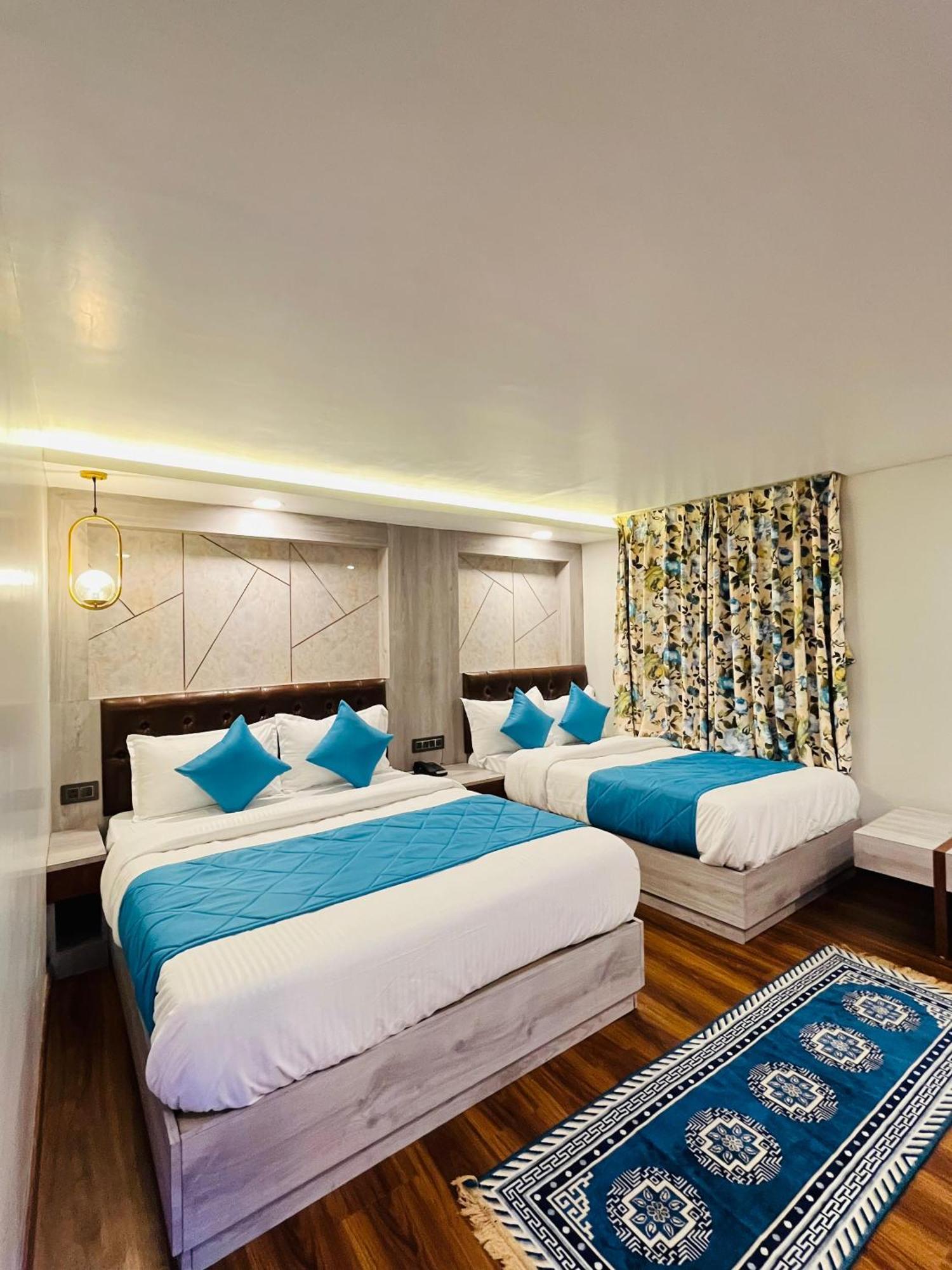 Luxury Stay At Hotel Broadway Boutique Mall Road Chowrasta Near Mahakal Temple Νταρτζίλινγκ Εξωτερικό φωτογραφία