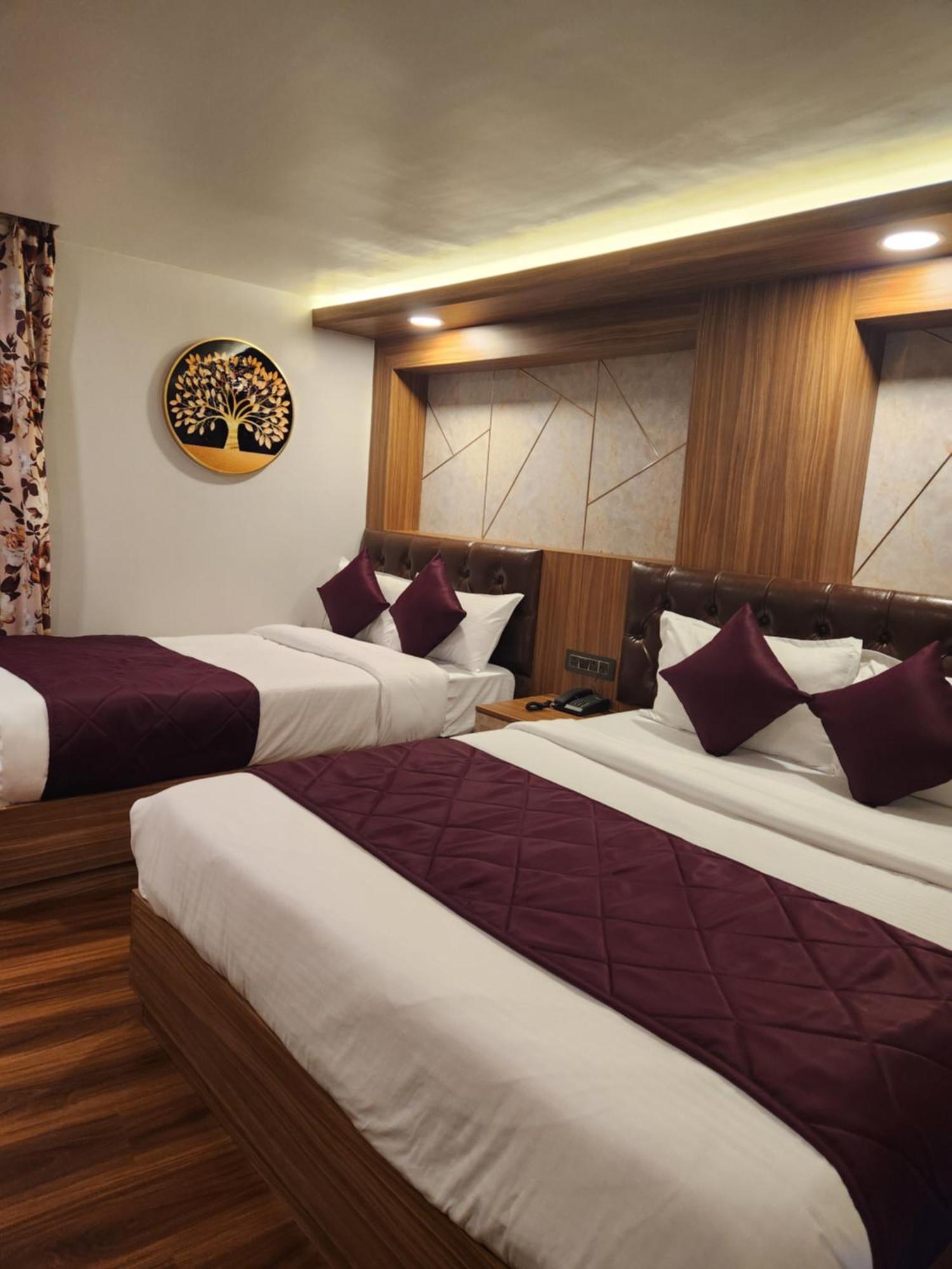 Luxury Stay At Hotel Broadway Boutique Mall Road Chowrasta Near Mahakal Temple Νταρτζίλινγκ Εξωτερικό φωτογραφία