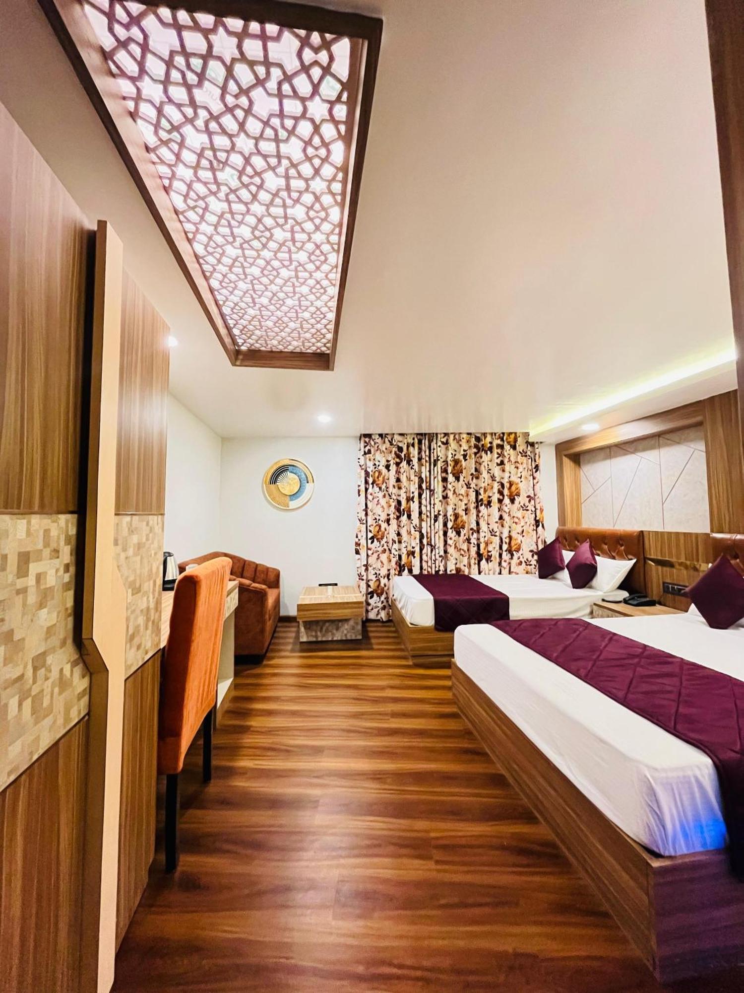 Luxury Stay At Hotel Broadway Boutique Mall Road Chowrasta Near Mahakal Temple Νταρτζίλινγκ Εξωτερικό φωτογραφία