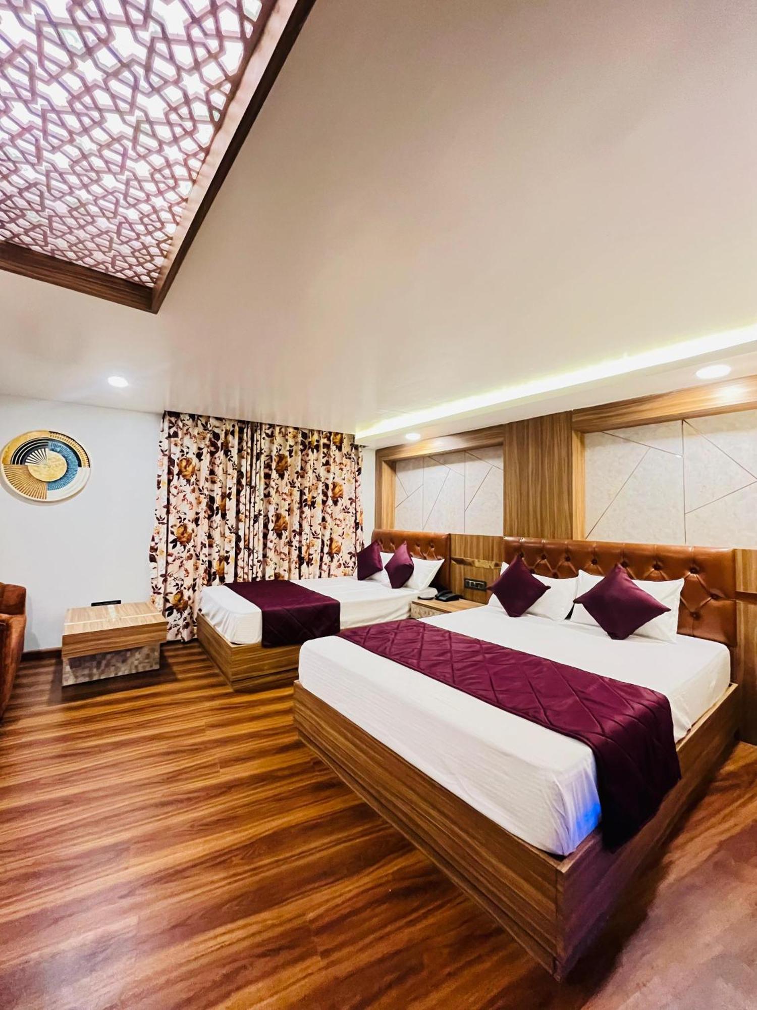 Luxury Stay At Hotel Broadway Boutique Mall Road Chowrasta Near Mahakal Temple Νταρτζίλινγκ Εξωτερικό φωτογραφία