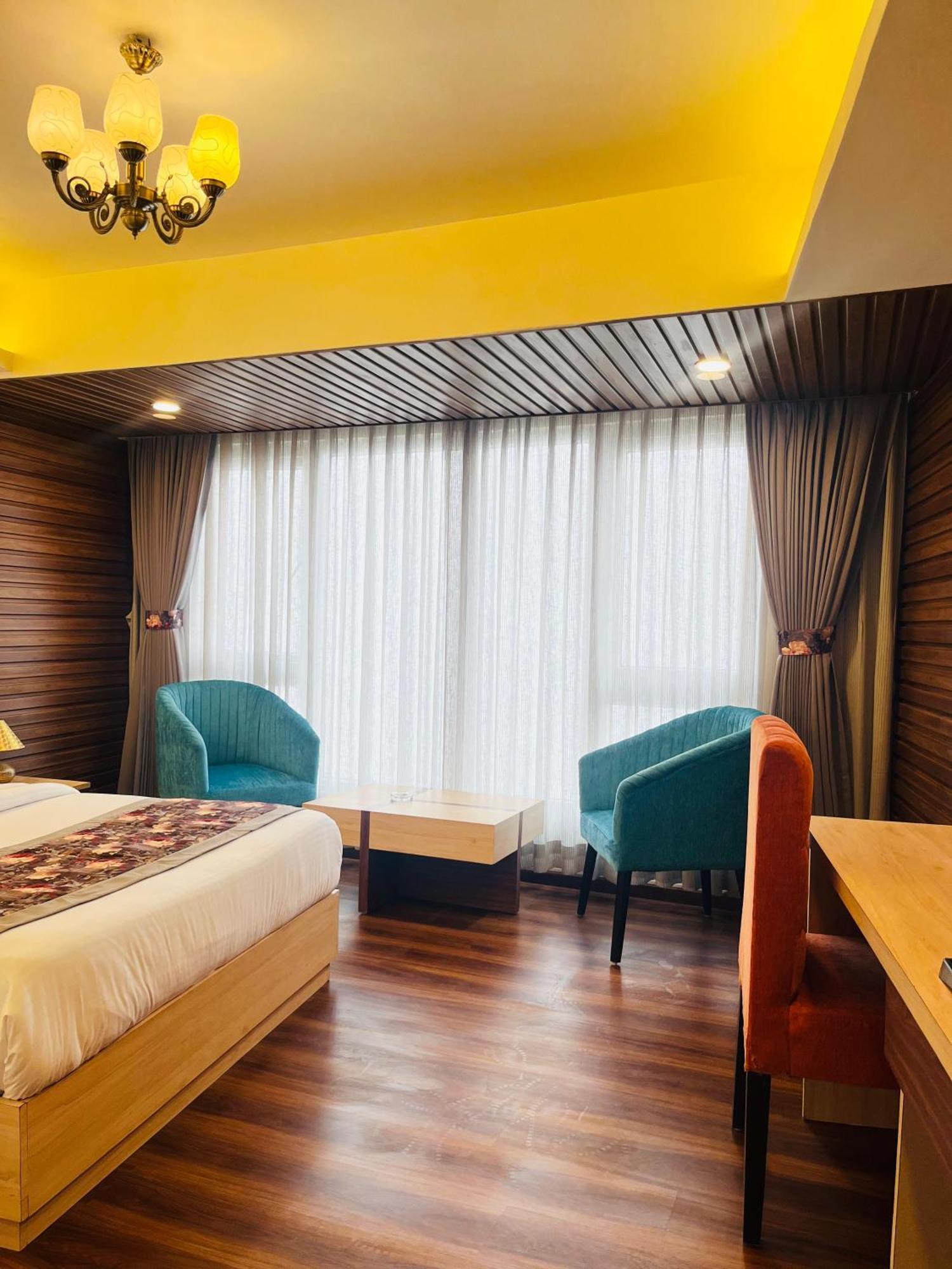 Luxury Stay At Hotel Broadway Boutique Mall Road Chowrasta Near Mahakal Temple Νταρτζίλινγκ Εξωτερικό φωτογραφία