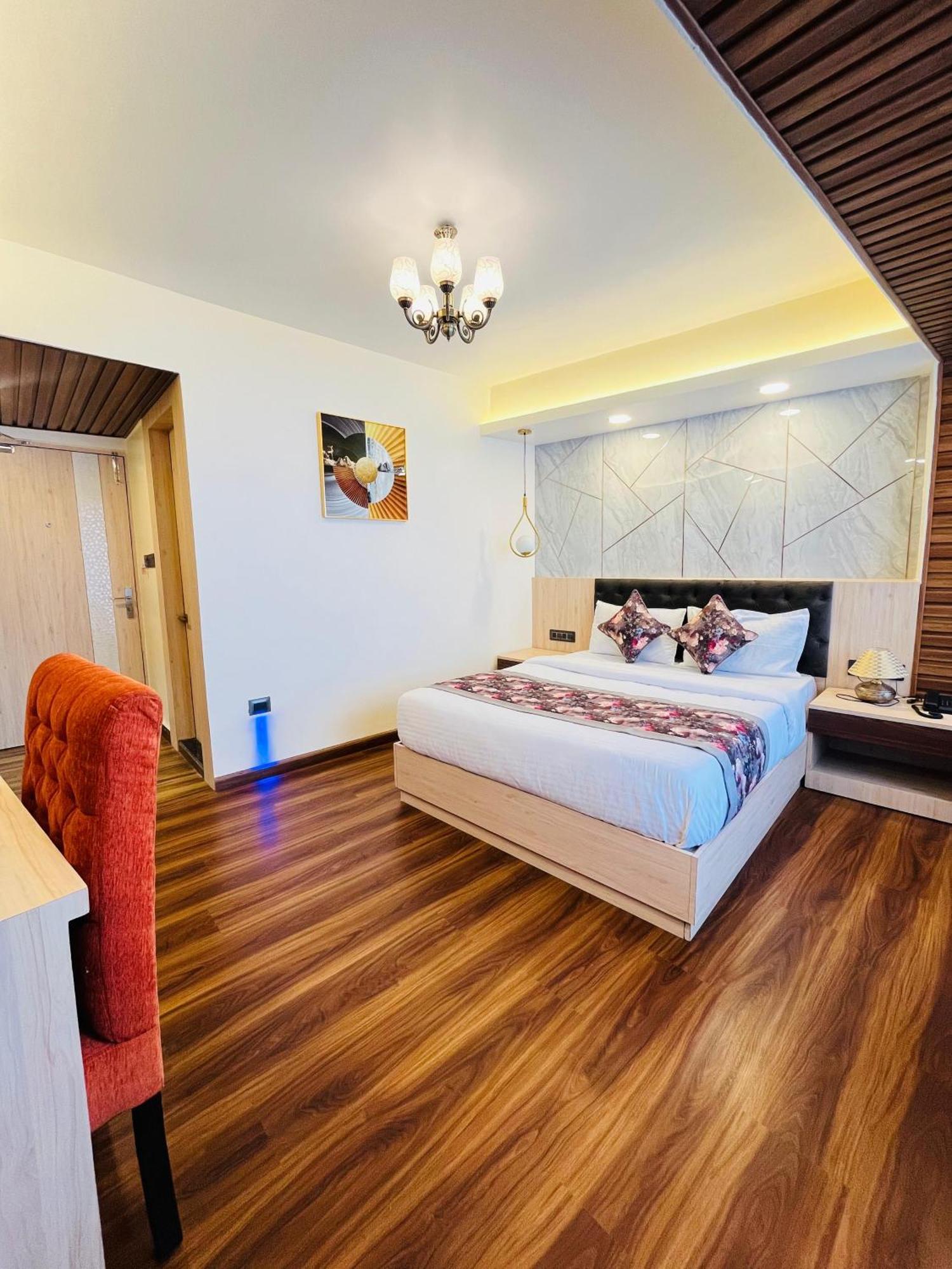 Luxury Stay At Hotel Broadway Boutique Mall Road Chowrasta Near Mahakal Temple Νταρτζίλινγκ Εξωτερικό φωτογραφία