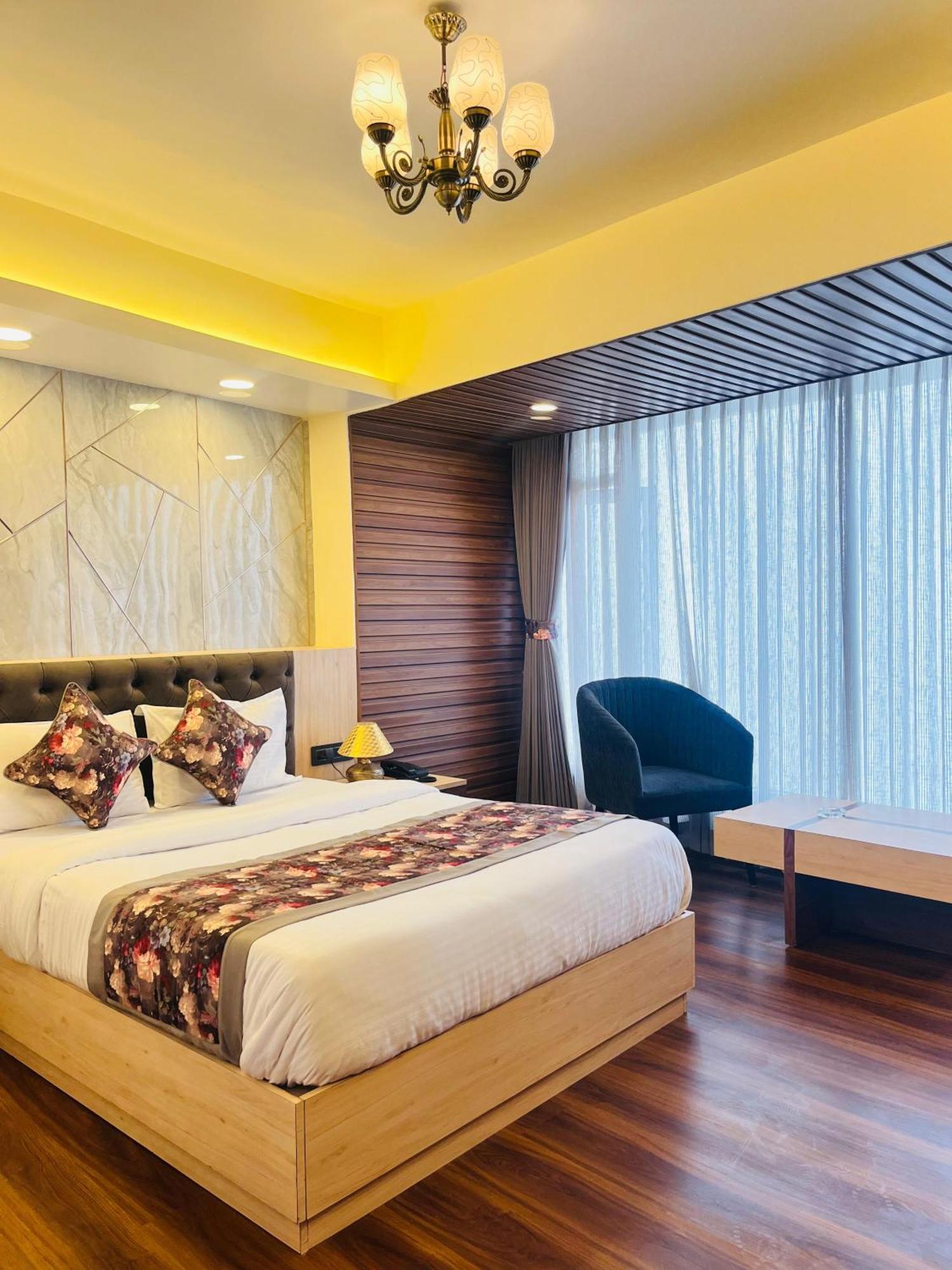 Luxury Stay At Hotel Broadway Boutique Mall Road Chowrasta Near Mahakal Temple Νταρτζίλινγκ Εξωτερικό φωτογραφία