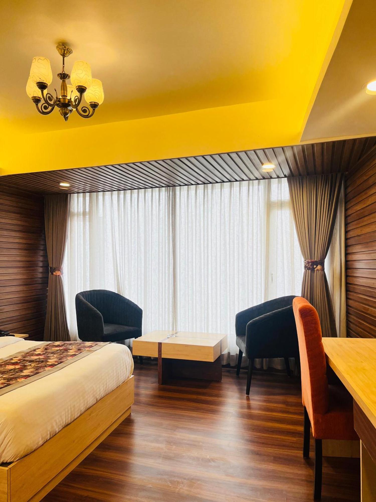 Luxury Stay At Hotel Broadway Boutique Mall Road Chowrasta Near Mahakal Temple Νταρτζίλινγκ Εξωτερικό φωτογραφία