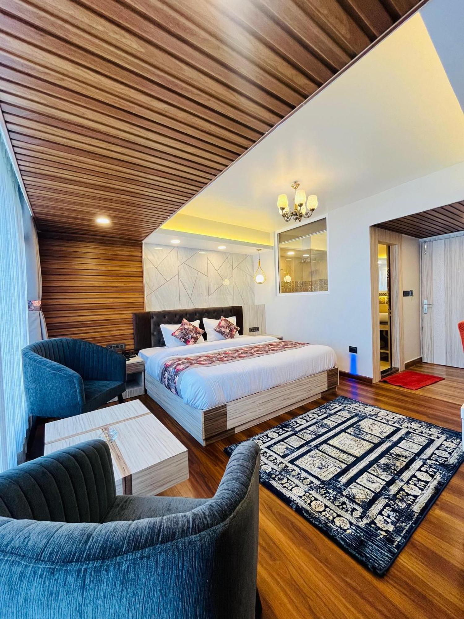 Luxury Stay At Hotel Broadway Boutique Mall Road Chowrasta Near Mahakal Temple Νταρτζίλινγκ Εξωτερικό φωτογραφία